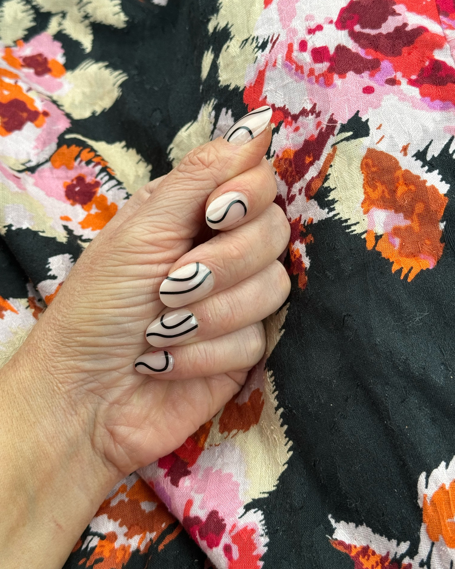 Fall line drawing $15 nails 🖤

#LTKSeasonal #LTKFindsUnder50 #LTKStyleTip
