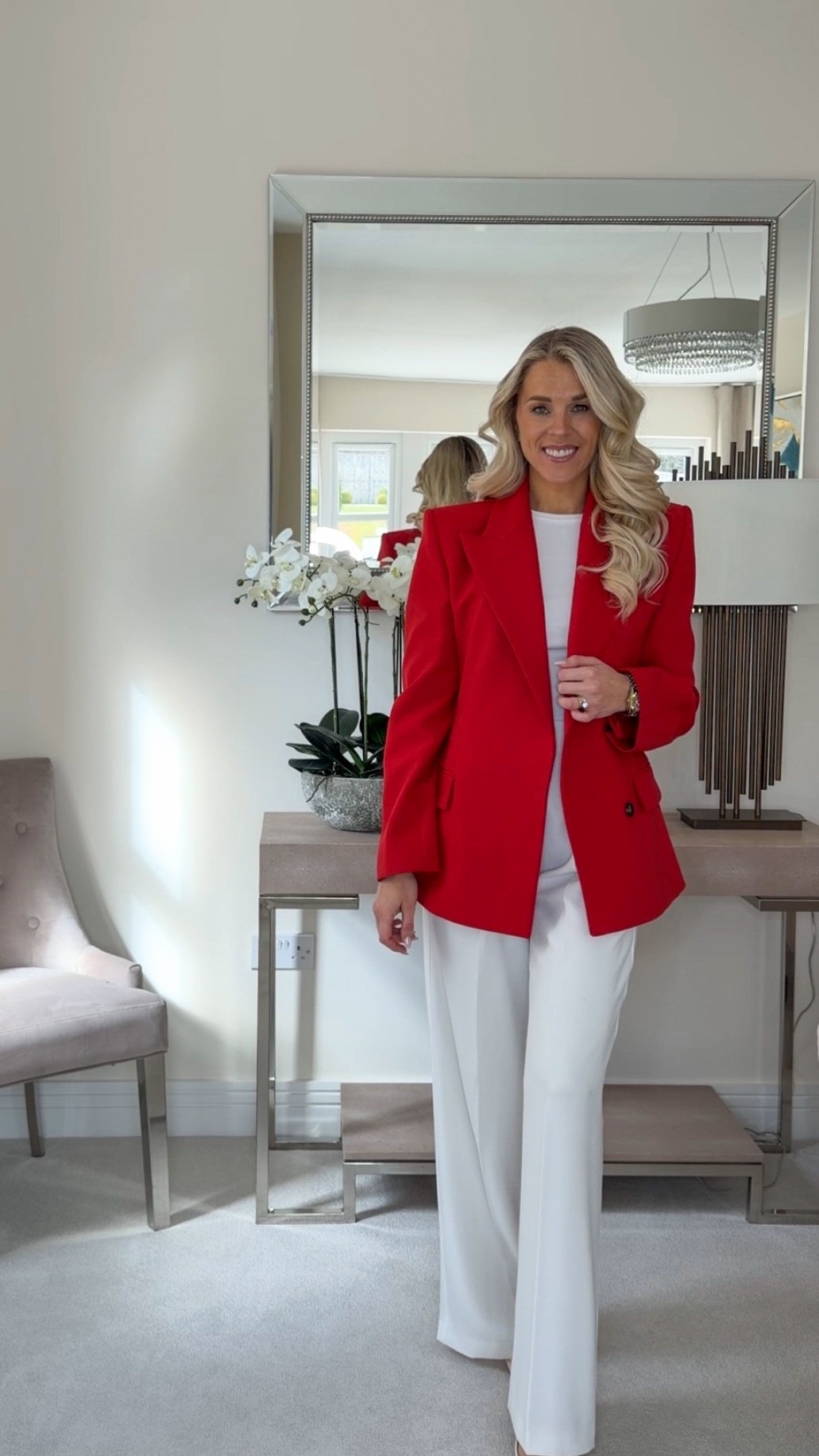 One bold color makes such a difference in an all neutral outfit. 👌

#officeoutfit #springlooks #classylook