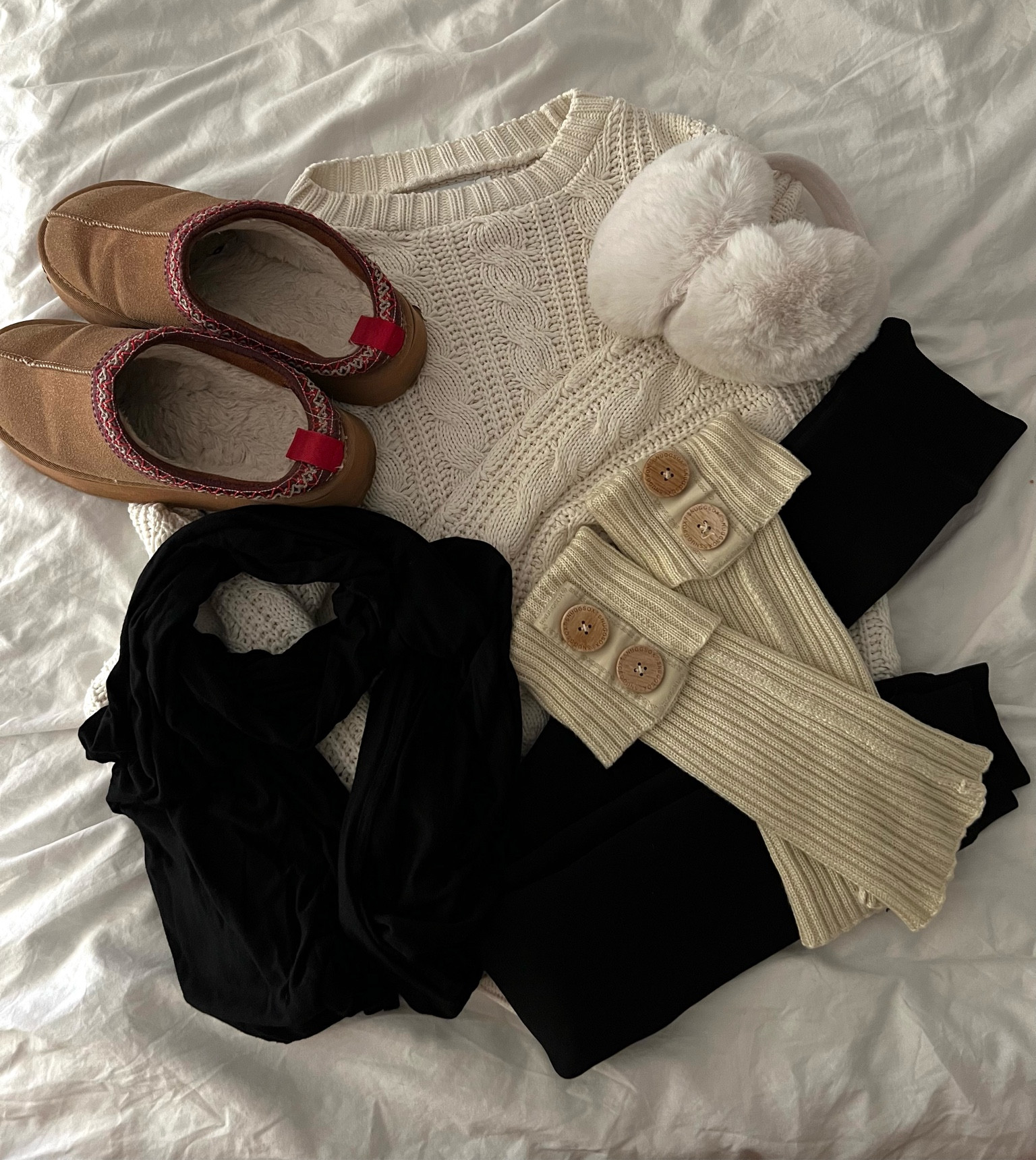 Cosy autumn outfit inspo with leg warmers 
