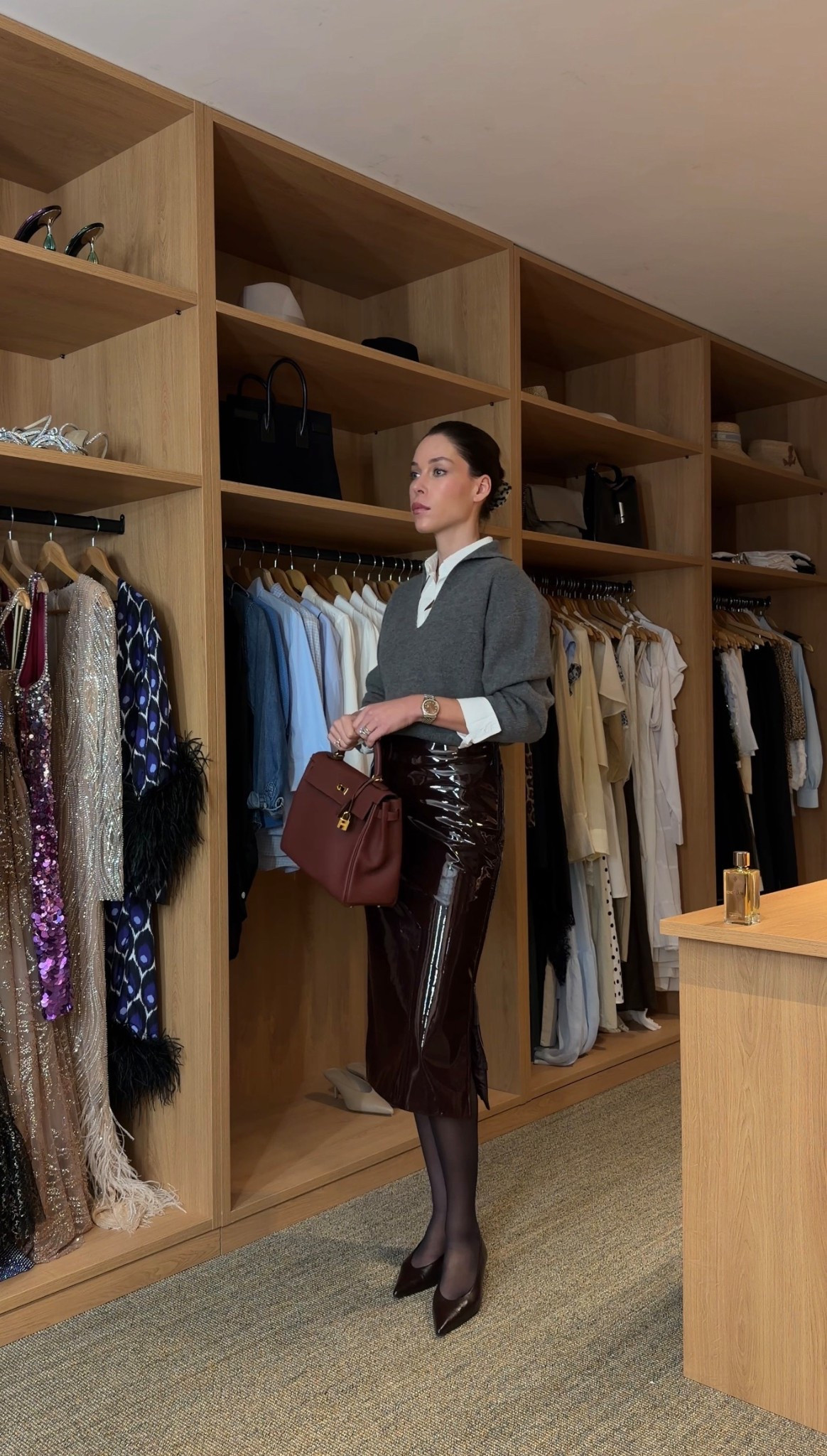 City life outfit 

A timeless winter look built around textures and neutrals:
a grey knit layered over a crisp white shirt, paired with a burgundy patent leather midi skirt for that polished yet powerful silhouette.

Finished with sheer tights, pointed-toe pumps and a structured top-handle bag — effortless, elegant, and easy to recreate.

Perfect for office days, meetings, lunch dates or city life when you want to look put-together without trying too hard.

#LTKeurope #LTKfrance #LTKwinter