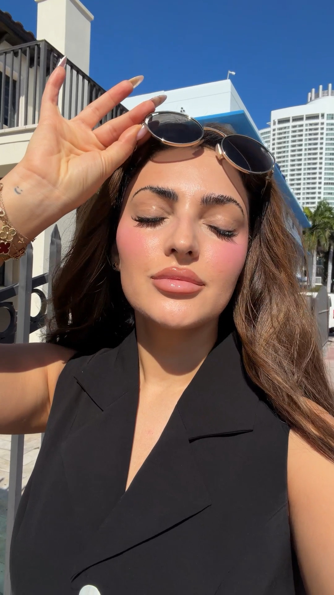 Glowy essentials! #nakedsundays #glowyskin #glowymakeup 

#LTKdayinmylife #LTKGiftGuide #LTKBeauty