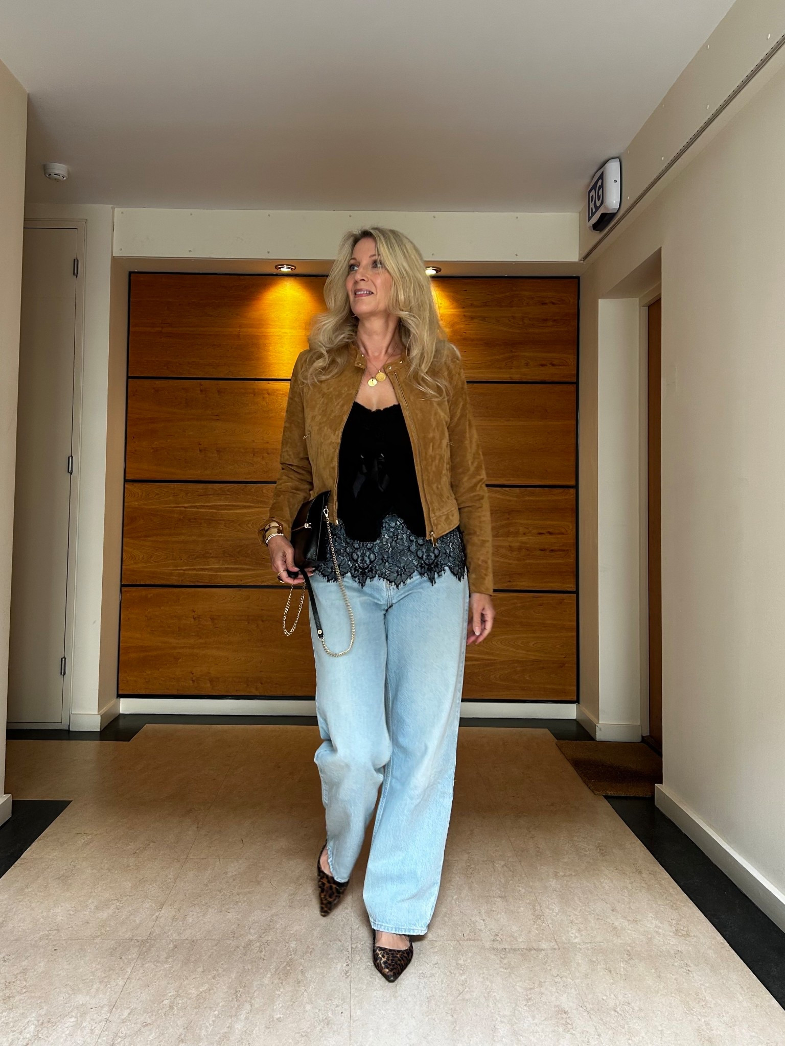  Brown Suede Jacket

Cami top + wide leg jeans + pointed toe ballet flats 

#LTKjeans #LTKxAF #LTKautumn