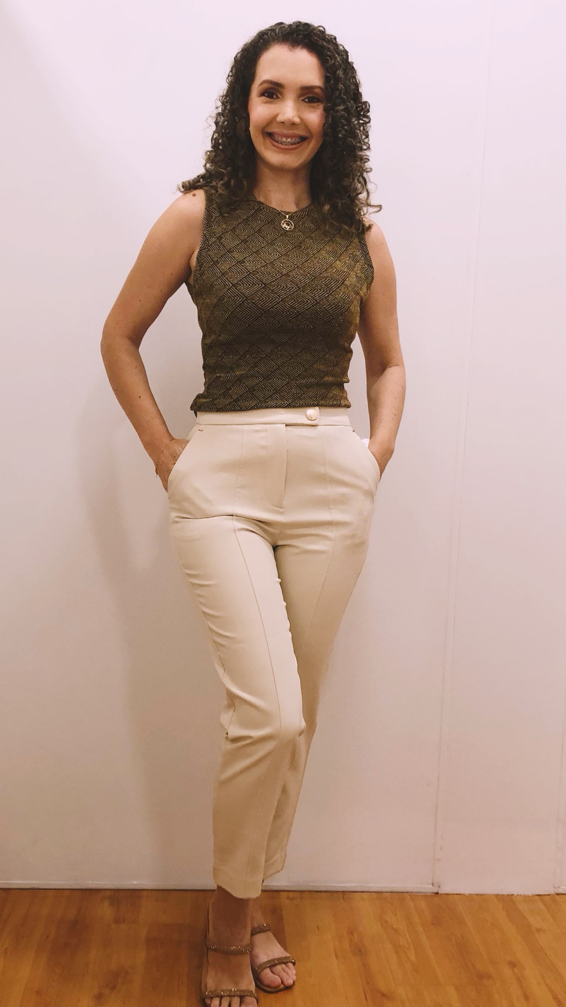 Na escolha do look de hoje foi essa combinação cheia de estilo e elegância: regata com alto relevo geométrico com fios metalizados e essa calça em alfaiataria, na cor bege, com nervuras frontais e bolsos. Produção que vai ao dia até o fim de noite! 

#LTKdicadeestilo #LTKlookdetrabalho #LTKbrasil