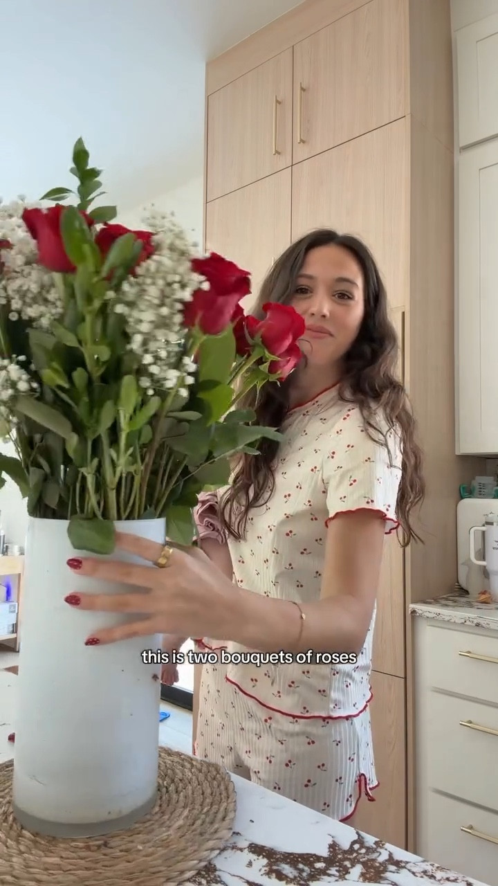 Her first bouquet 😭🌹