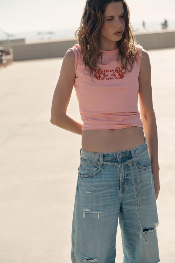 T-SHIRT MIT KURZEN ÄRMELN UND STICKEREI | Zara DE