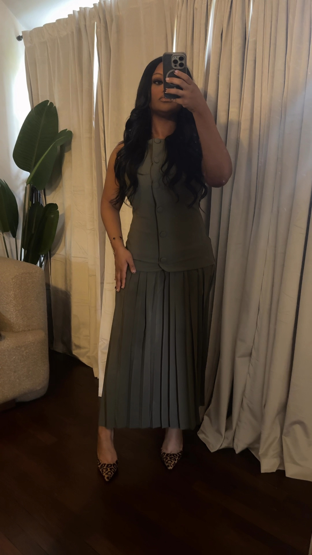 I’ve been working so hard on finding my style at work and when I saw this I was so hesitant but I am so glad I bought it! I’m wearing a size US6.  