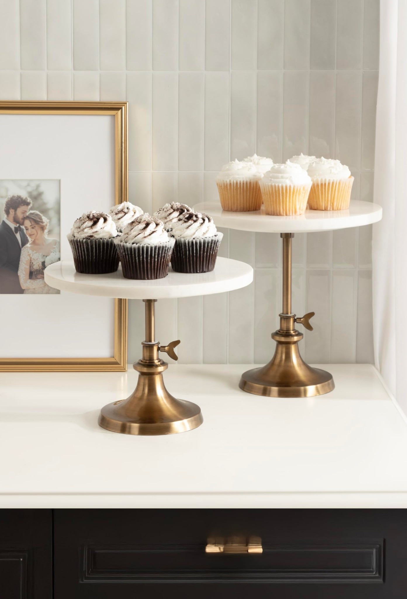 Adjustable marble cake stand perfect for hosting! ✨ I bought a similar one a few years ago and love it 