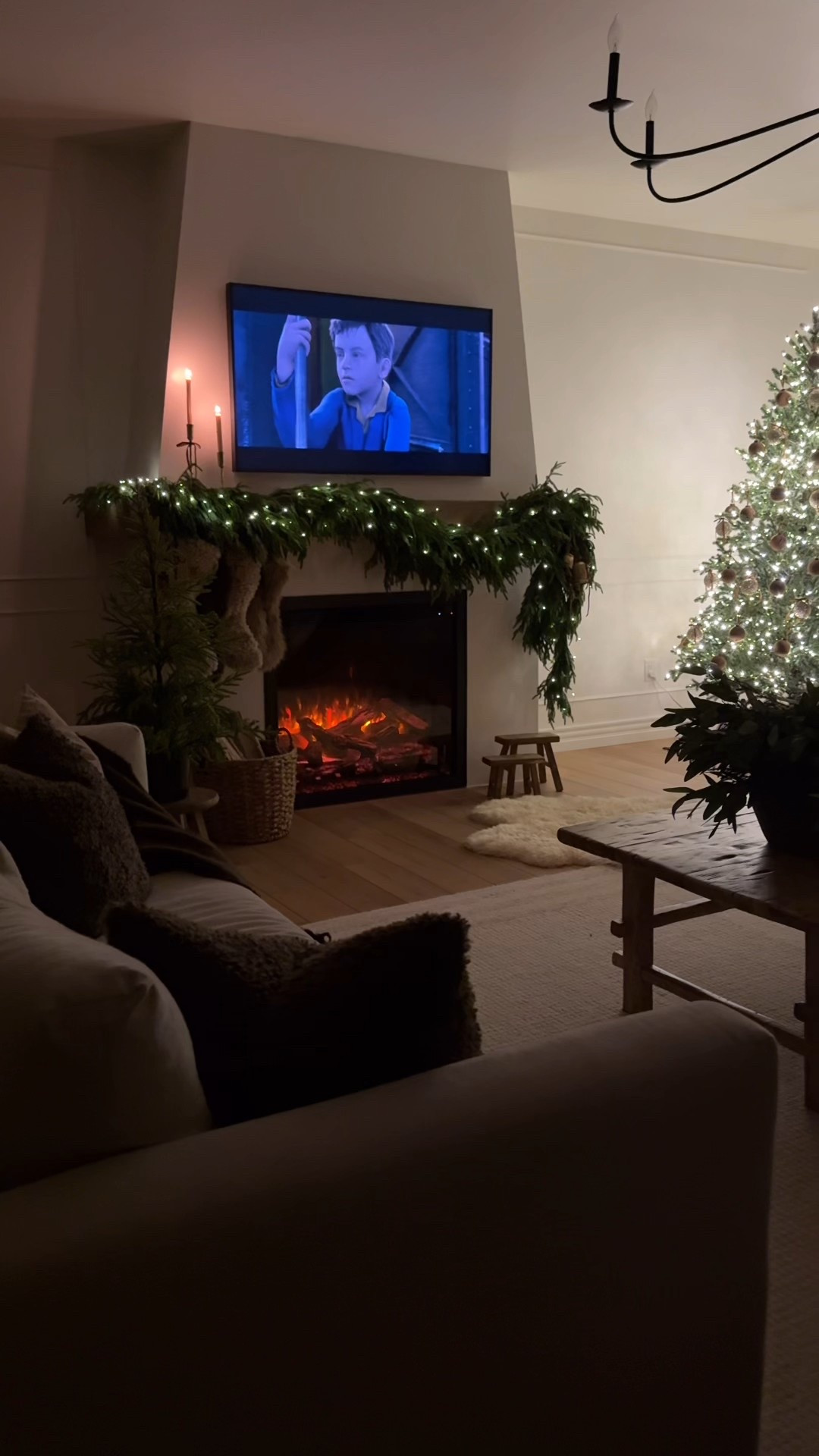 a cozy Christmas moment 🎄🤎

#LTKsale #LTKholiday #LTKhome