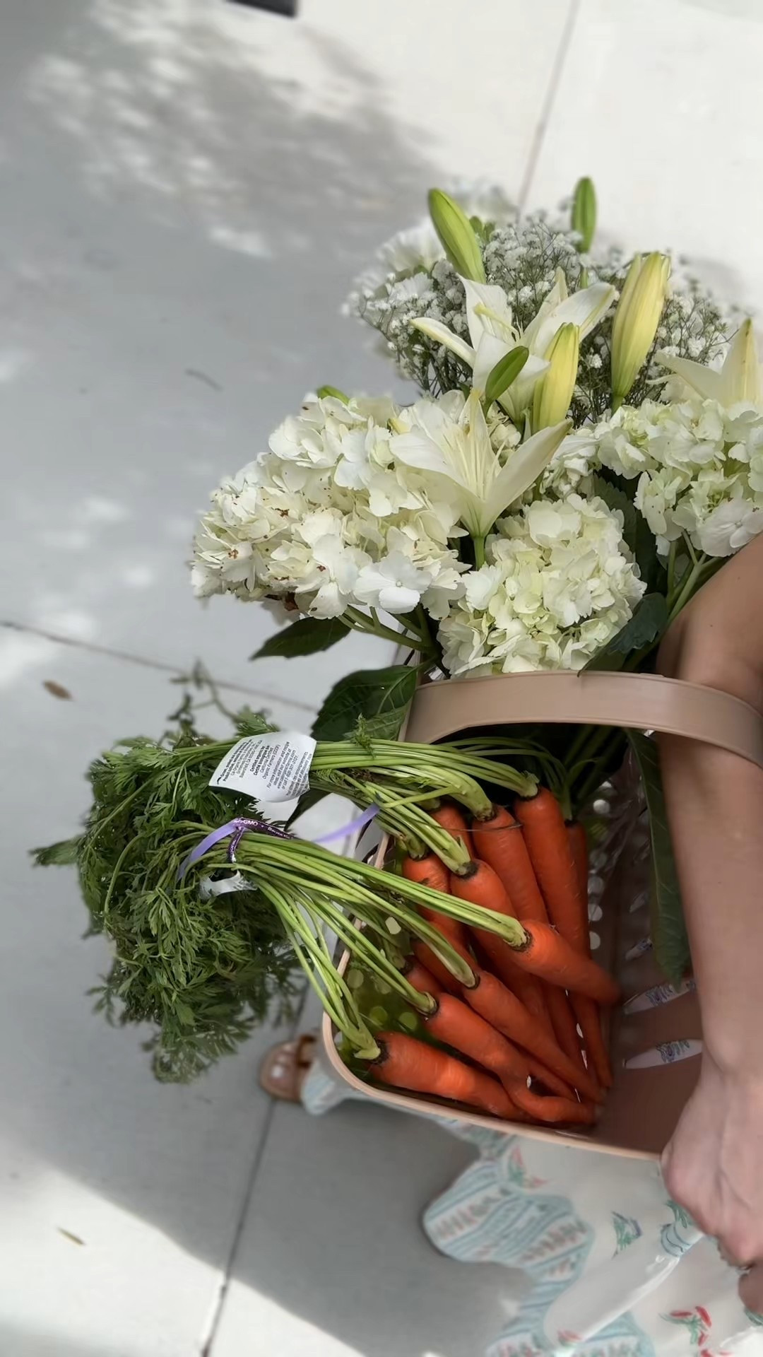 It’s 73° in Fairhope, I’m crossing my fingers we’re done with the cold! This warm weather has me in the spirit decorating our home for spring! 
An easy Easter centerpiece that looks way fancier than it is 🌷Carrots lined inside the vase give the bouquet the cutest spring twist 🐰✨
I’m wearing a small.

#LTKHome #LTKPetite #LTKSeasonal