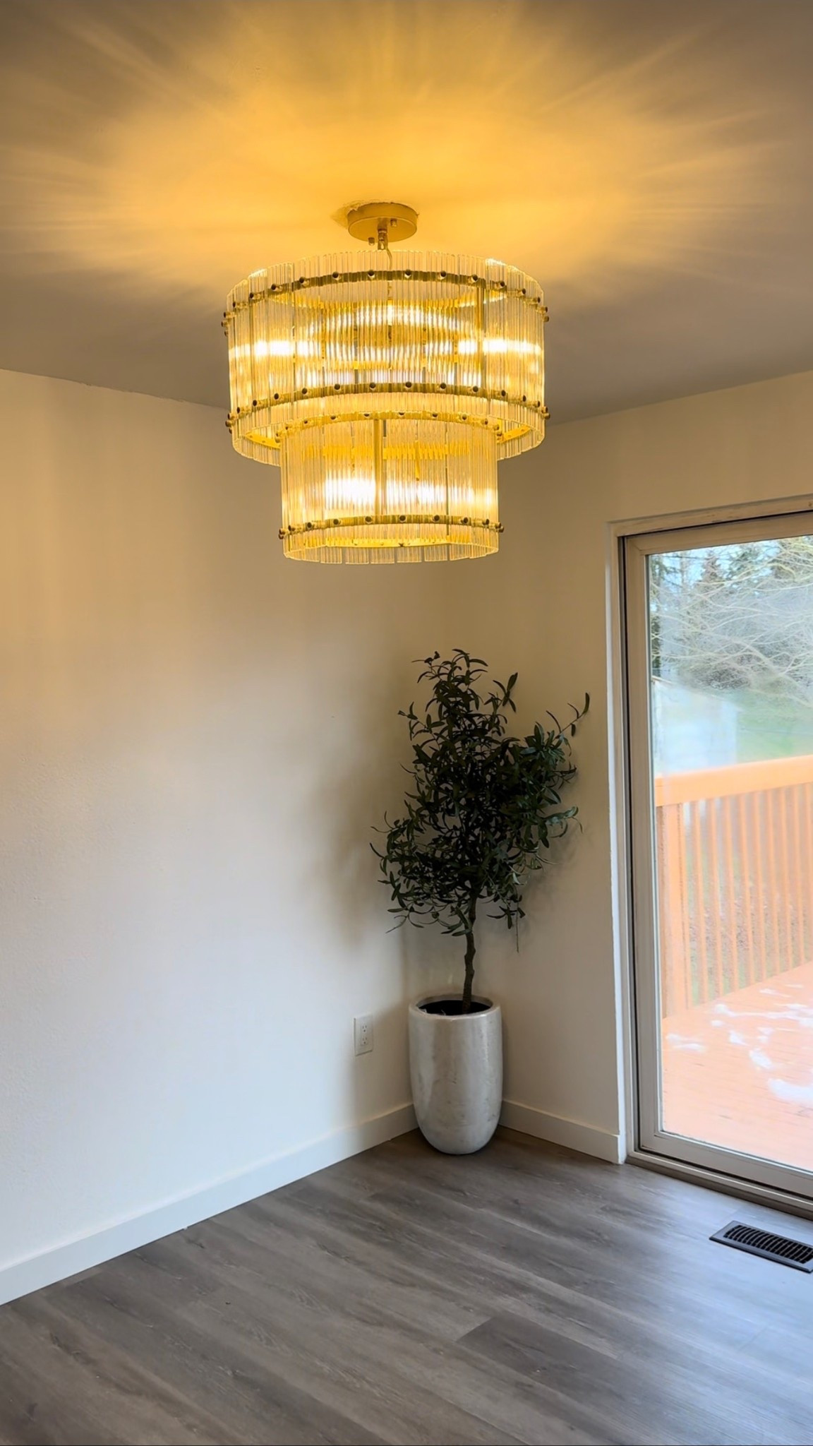 Dining room chandelier 💡 ✨ #chandelier #lightfixture #diningroomlighting #homedecor

#LTKHome