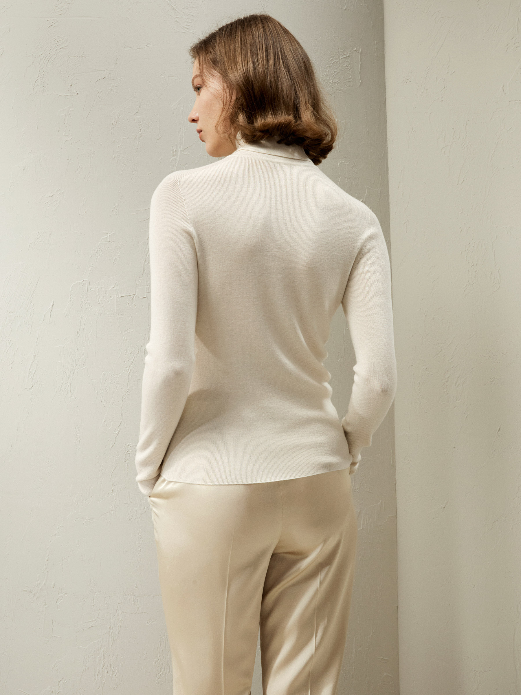 Seamless Silk-Cashmere Blend Turtleneck Sweater | LilySilk