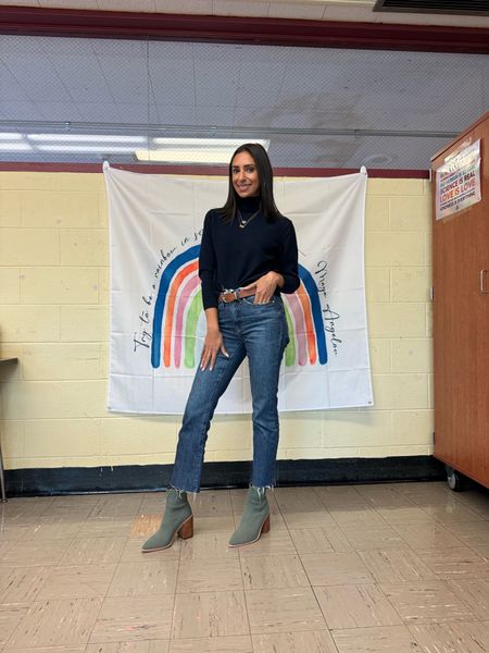 Teacher fit - love my good American denim! I can never go wrong with a simple fit like this, but the belt is what syncs it
