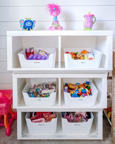 We love these open market baskets from Pottery Barn but sometimes they are a bit too open for small toys so creating a better way to compartmentalize the toys is key. It also makes it easier to play as they can take the whole bin with them and then put it back!

Scoop front bins with labels are one of our favorite ways to do this. The toys are visible without being TOO visible and the labels help little hands put things back where they go! 👏