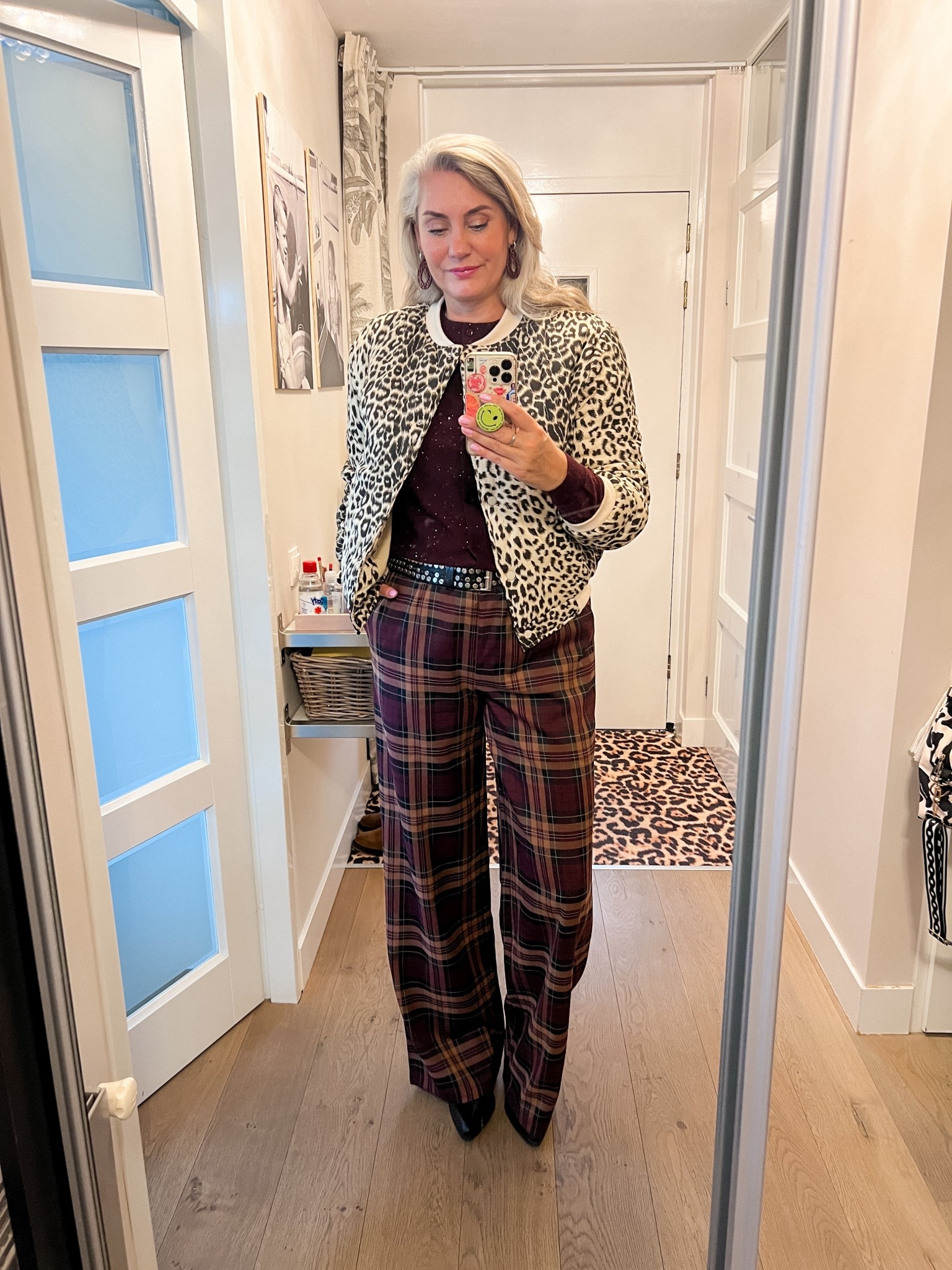OOTD - Zaterdag. Leopard print jasje (Norah, oud), bordeaux rood vestje met glitters (m, https://ms-mode-nl.mtpc.se/5735876), geruite broek met bordeaux, camel en zwart (maat 40), leren riem met studs uit Marrakech. 



#LTKeurope #LTKnederlands #LTKwinter