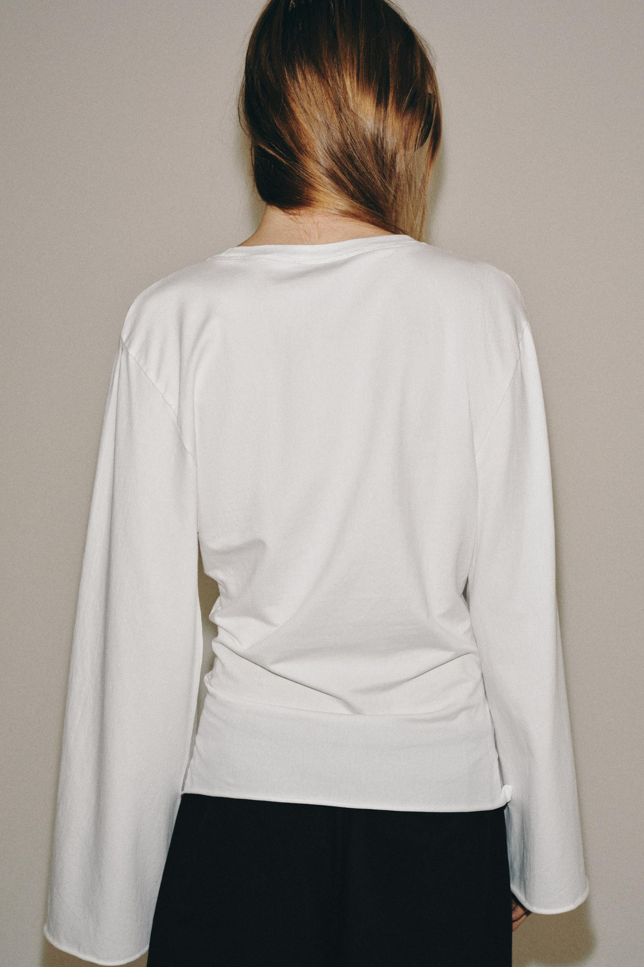 REGULAR FIT - ROUND NECK - REGULAR LENGTH - LONG SLEEVEST-shirt made with cotton yarn. Round neck... | Zara US