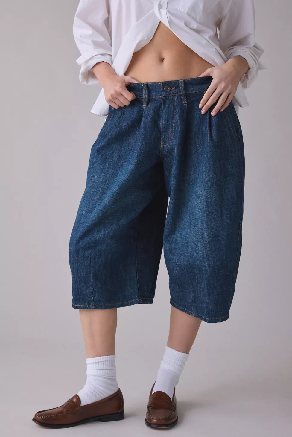 BDG Jax Cropped Pleated Cocoon Mid-Rise Jeans | Urban Outfitters (US and RoW)