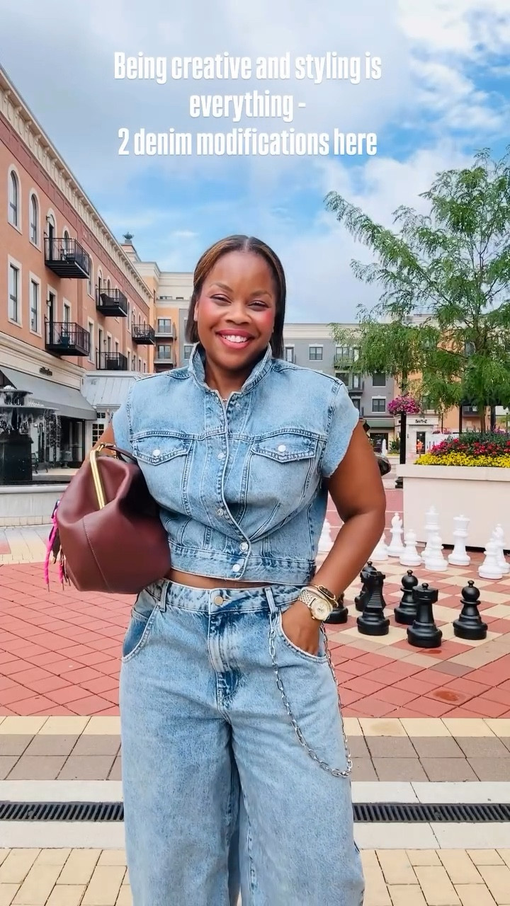 Lots of creativity and styling happening here! This is that jacket that I cut off the sleeves to make it a cap sleeve jacket and I used my Perfect Fit Button to cinch this waist and create the cross over fit.
•
•
Style over 40, easy style, denim on denim