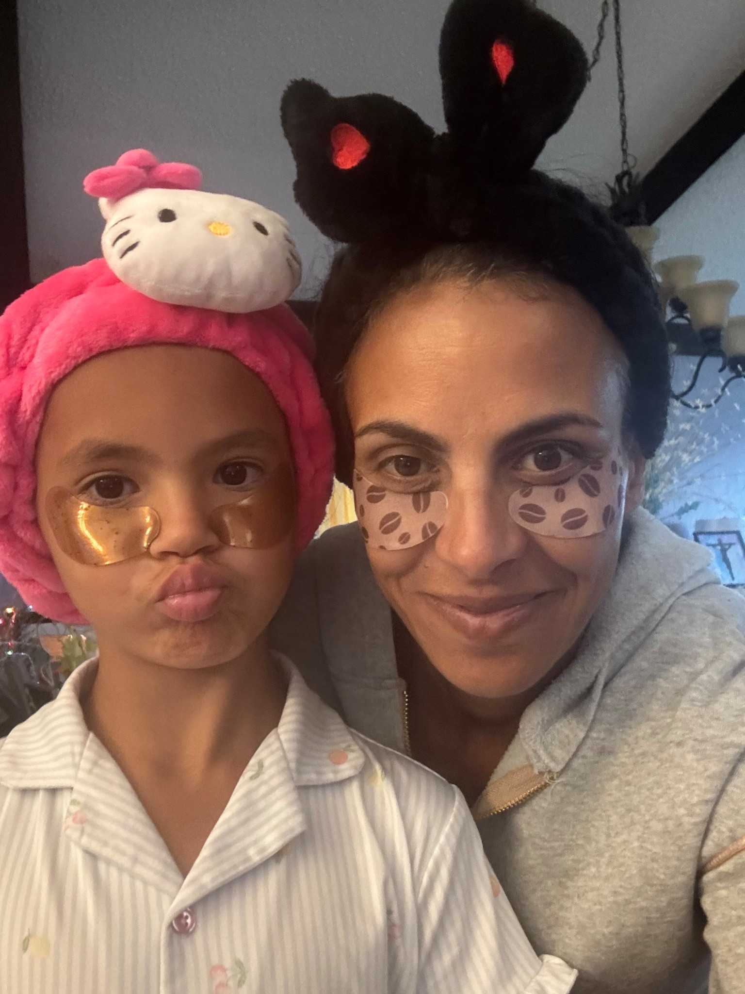 When it’s a cold and gloomy day, you have to have a spa party with your mini💗These under eye gel patches work great for getting rid of puffiness and helps with brightening! 