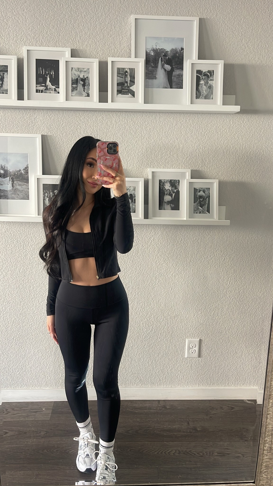 My go to Athleisure look 😍 I am obsessed with this cropped buttery soft zip up from Aritzia!