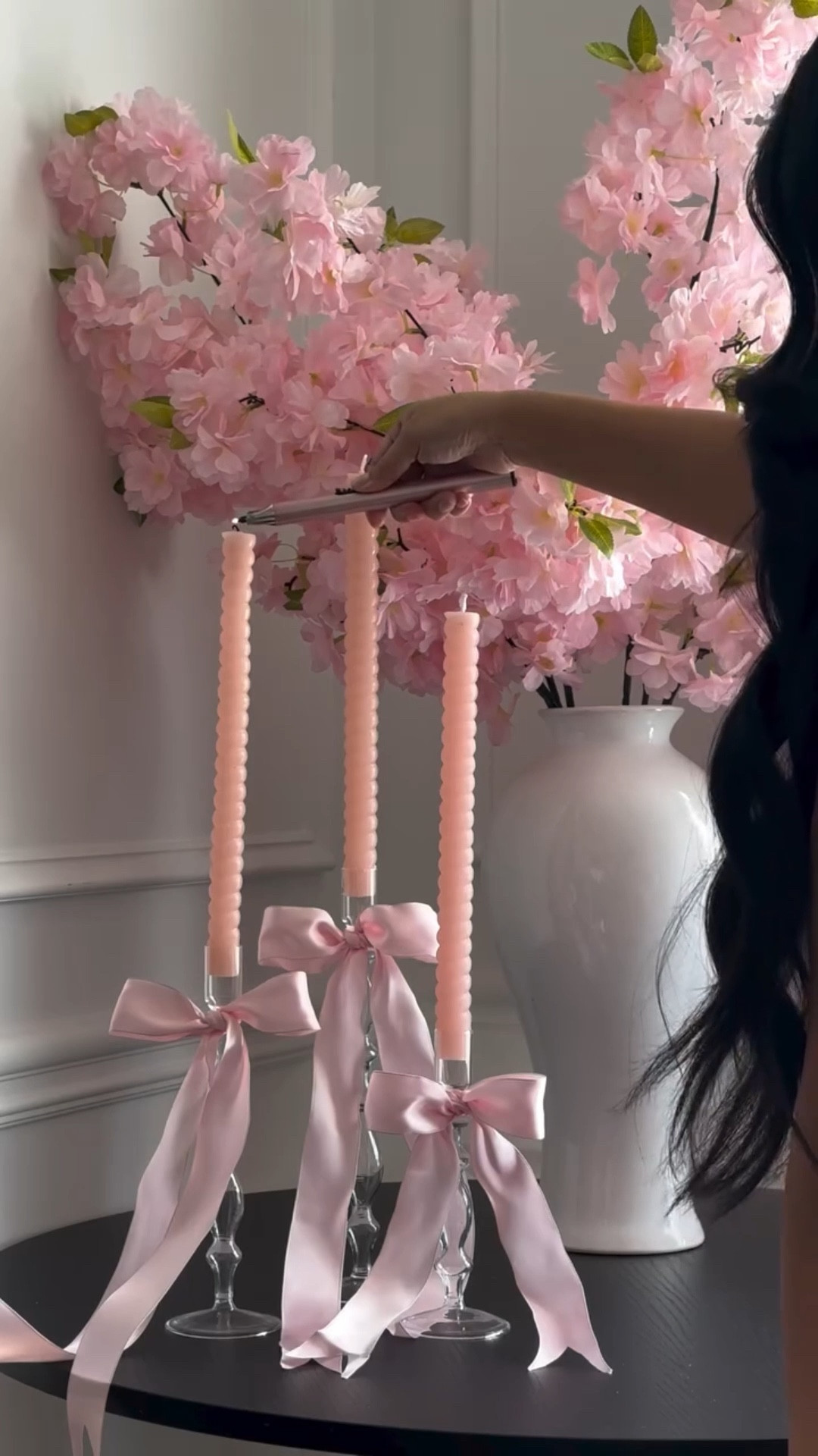 Style with me💕 

Love adding subtle touches of pink all around the house. Comment PINK to shop this post✨ 

#valentinesday #entryway #tabledecor #pinkflowers