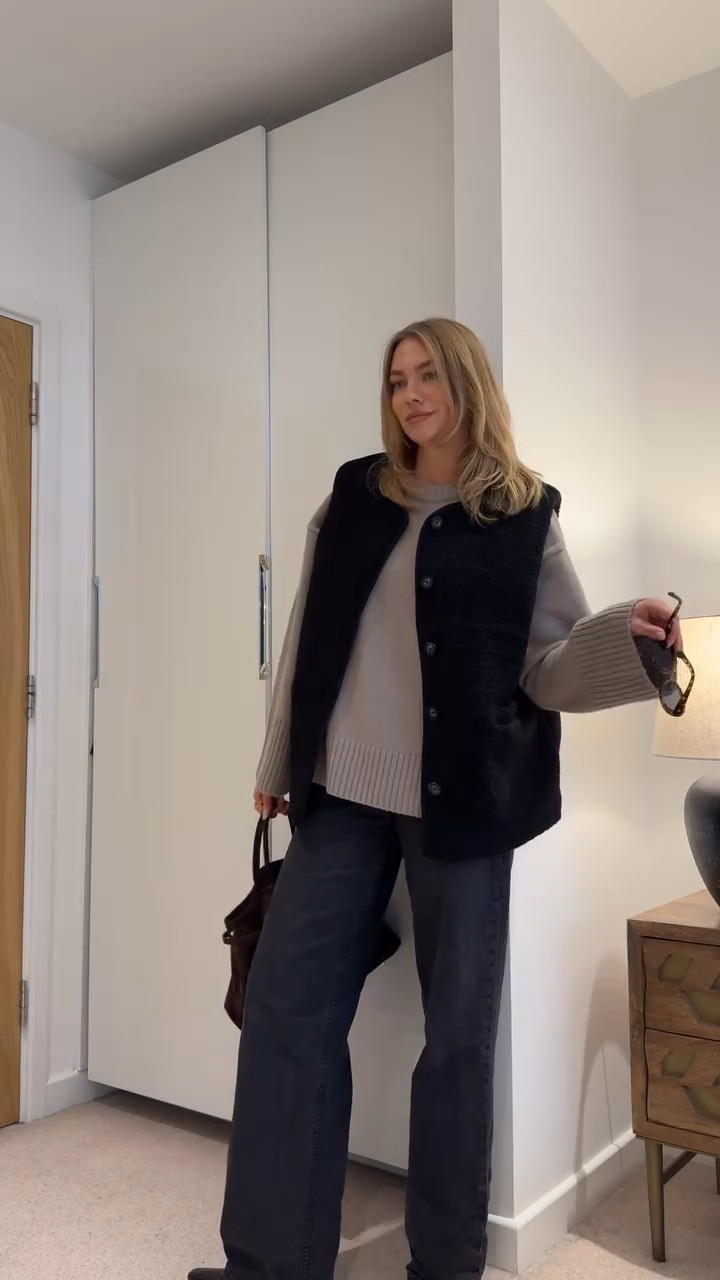 How to layer without looking bulky 
Winter outfit 
Black Borg gilet 
H&M jumper 
Black jeans 
Black ankle boots
Layering top 