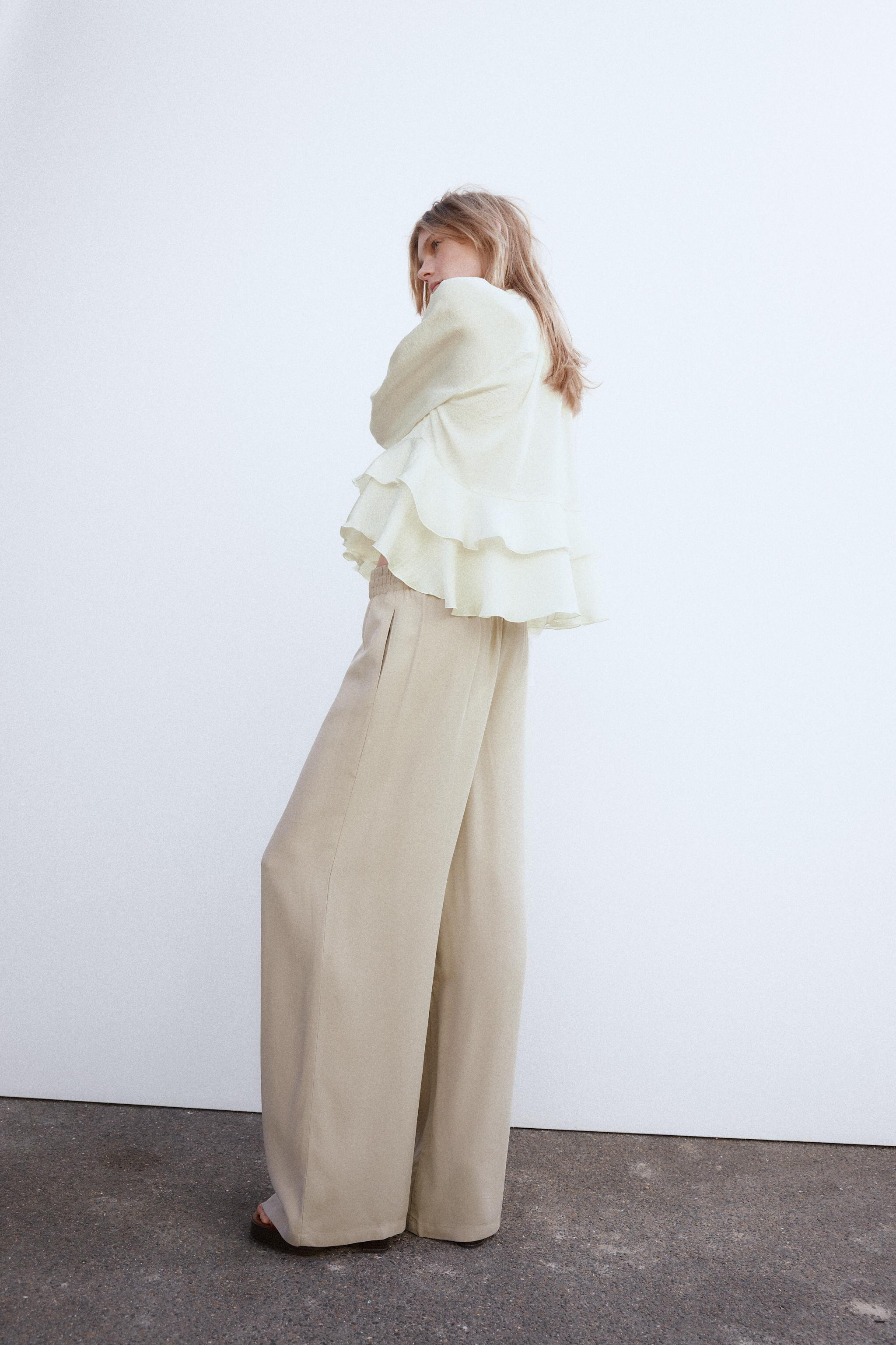High-waisted pants with elastic waistband. Side seam pockets. Wide leg. | Zara US