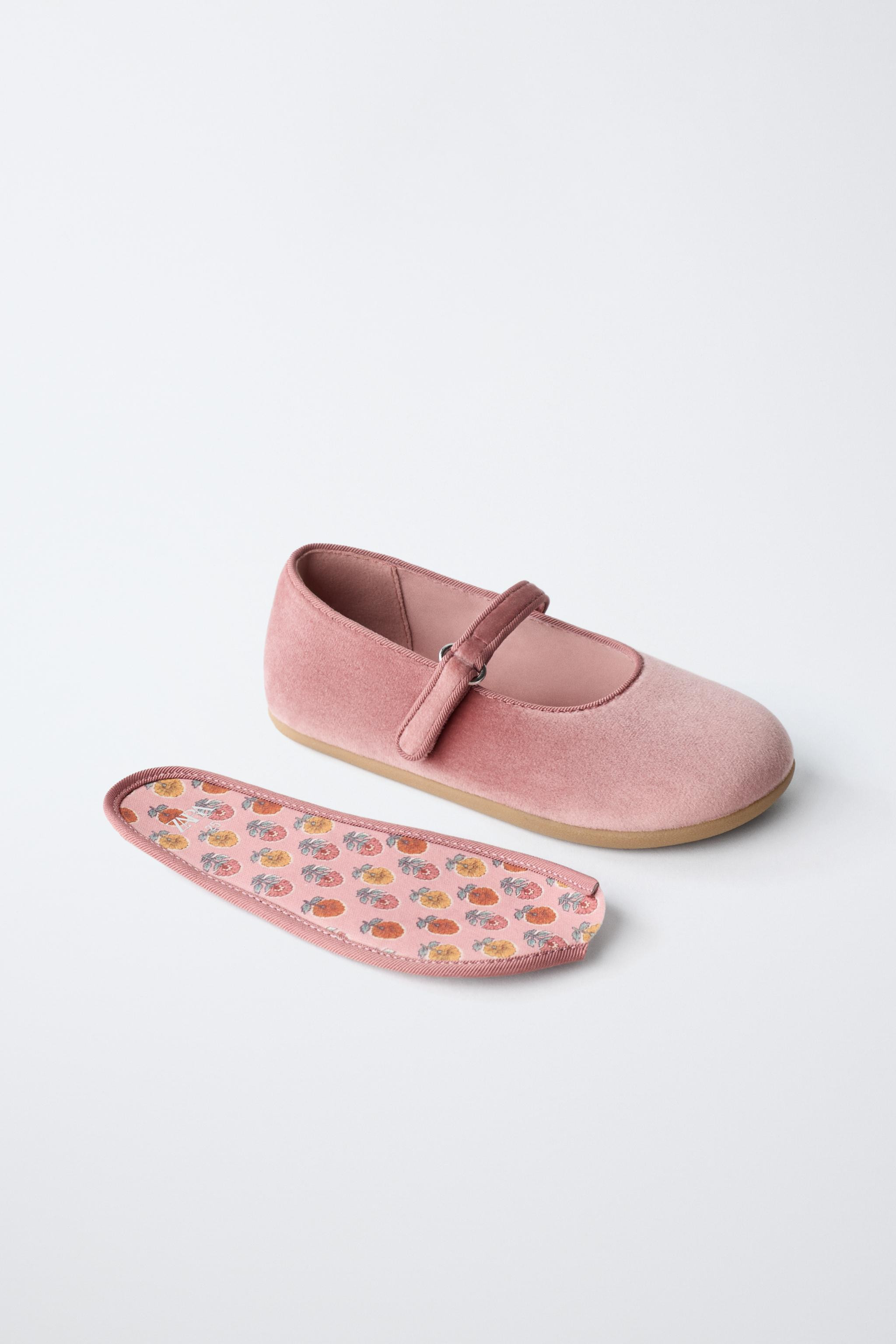 Velvet-effect barefoot ballet flats. Features a hook-and-loop strap closure on the instep for add... | Zara US