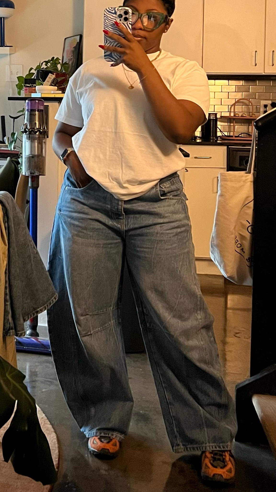 Oversized jeans + white tee

#LTKStyleTip #LTKMidsize #LTKFindsUnder100