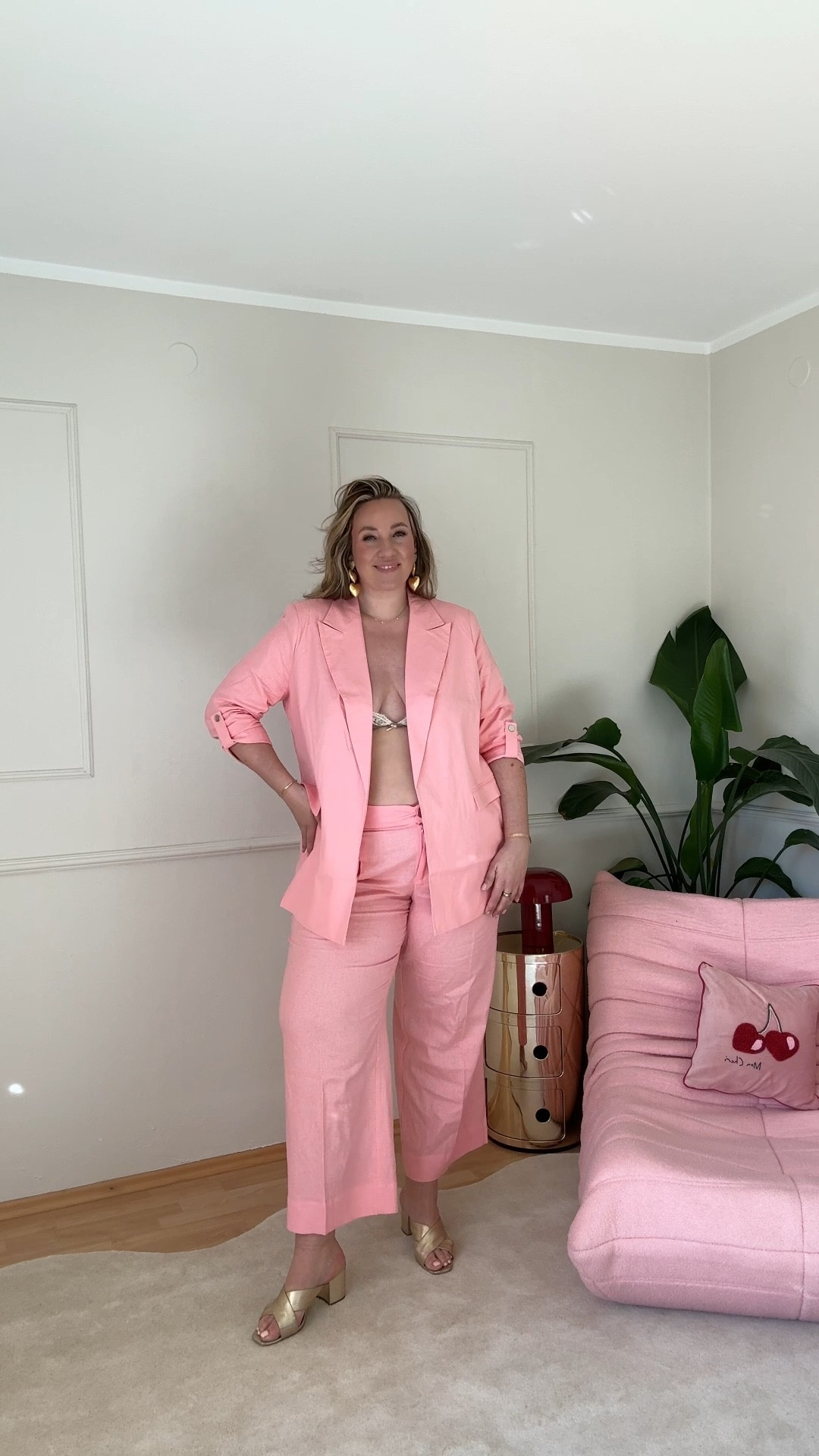 Ich habe wieder mal tolle Hosenanzüge bestellt. Gibt es von Größe 36-52 und die Farben sind so toll. Sehe ich auch perfekt als Hochzeitsgast oder den weißen fürs Standesamt. Trage in der Hose die 52 und im Blazer 50. 

#LTKplussize #LTKwedding #LTKstyletip