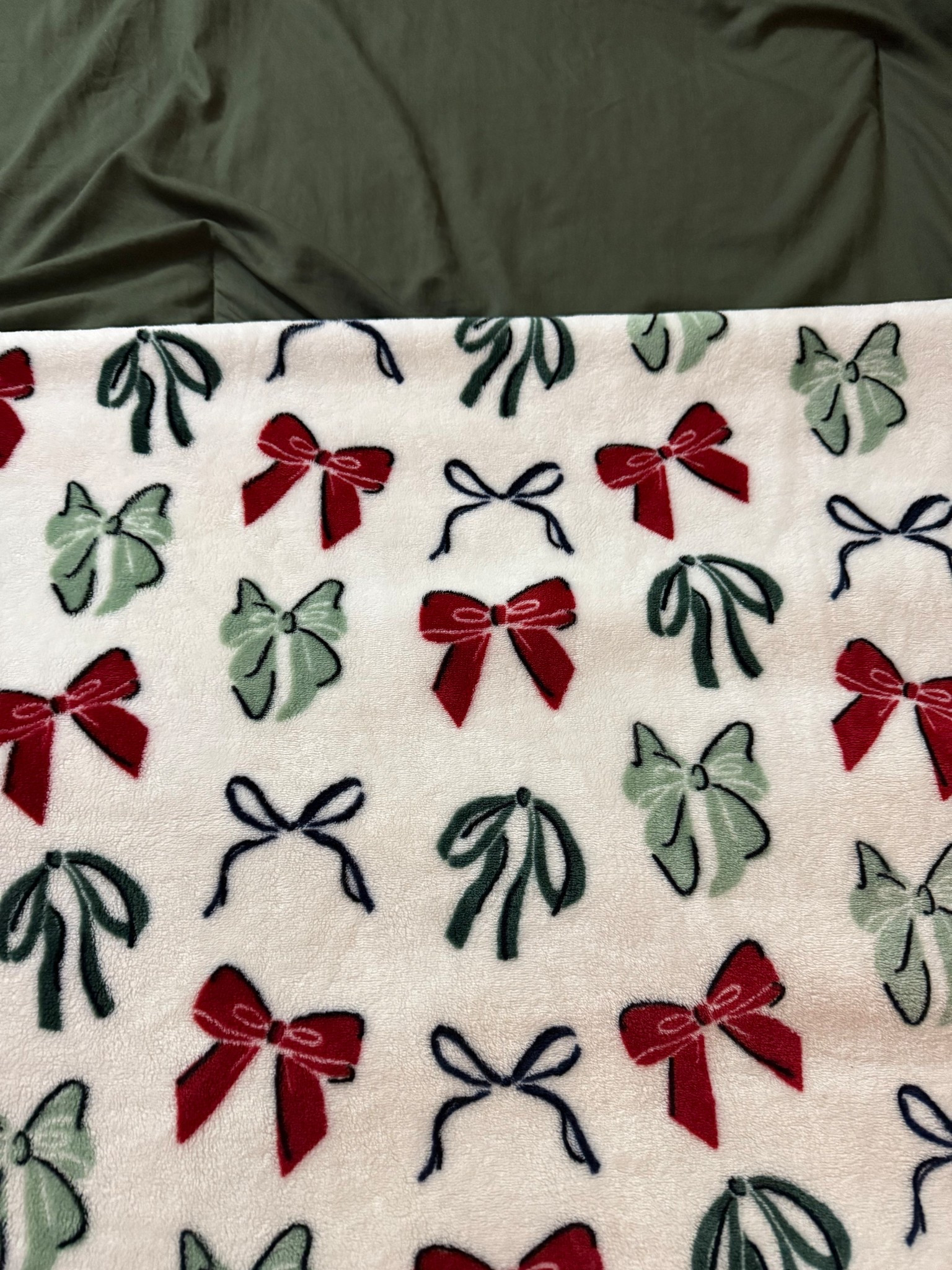 Holiday bedding😍🎀🌲

#amazon #comforter #blanket #throwblanket #giftidea 

#LTKSaleAlert #LTKHoliday #LTKHome