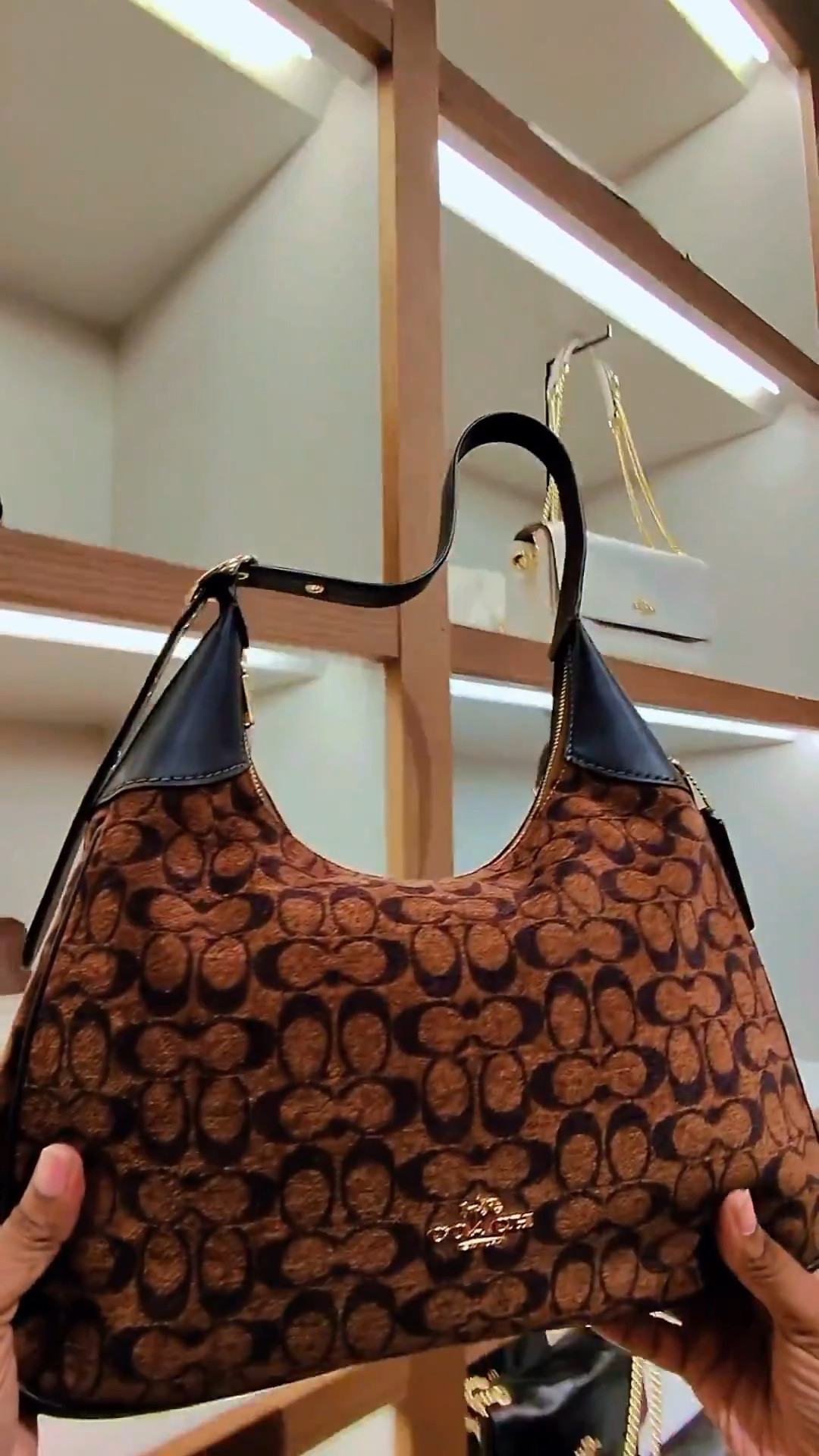 The Ella is giving luxury without the luxury price. So soft. So elegant. So perfect for date nights, brunch, and everything in between. This bag instantly elevates any outfit. If you want classy… this is the one. Save if you need this in your cart ASAP.
#coachella #coachshoulderbag #coachoutlet

#LTKItBag