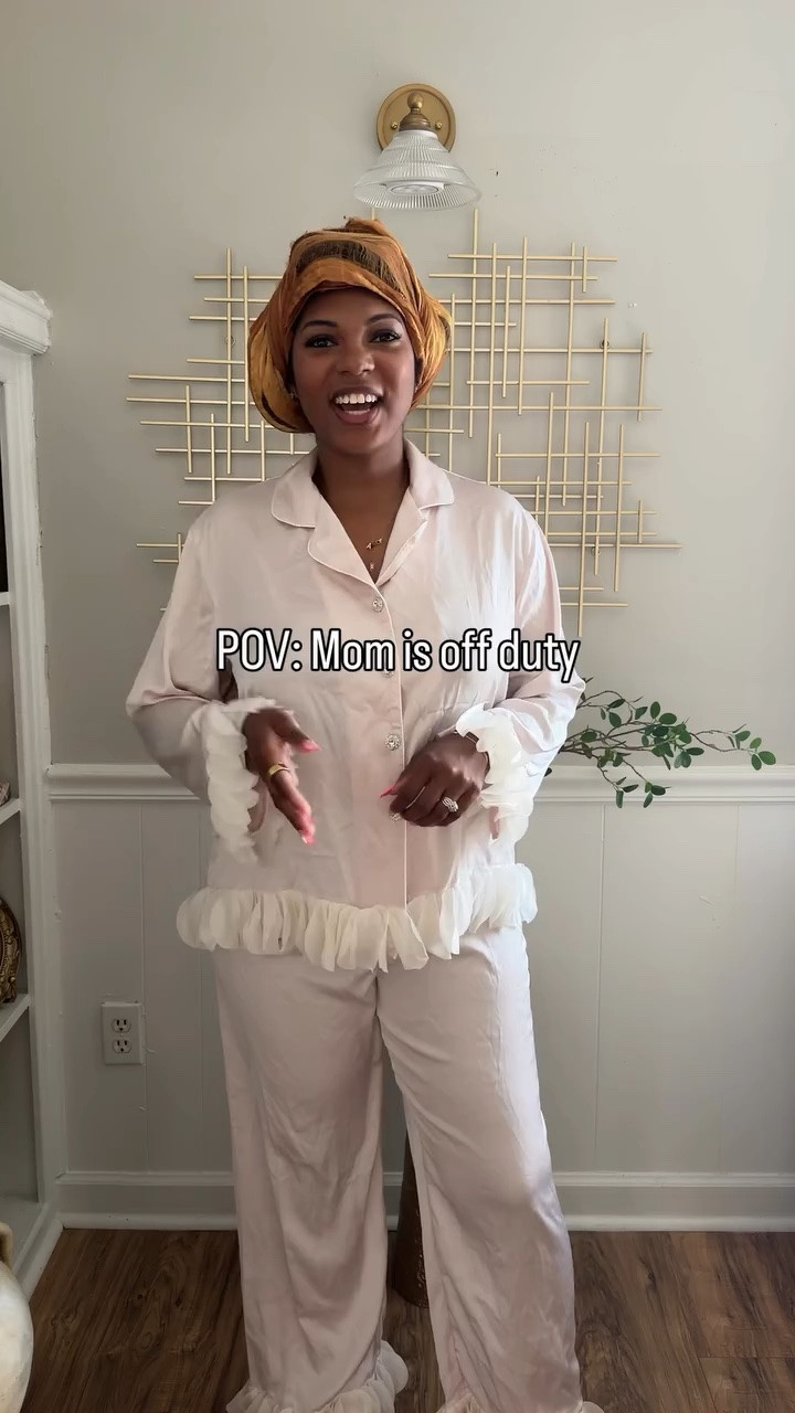Happy Mother’s Day Mamasss 💐! I pray each and every one of you are off duty and feeling like the bad mamajamma you are ✨. We truly do this with grace and style! Love y’all long time 🫶🏾.

Hair: @afinblike truly in LOVE 🥰. 

#mothersday2026 #mominfluencers #momsohard