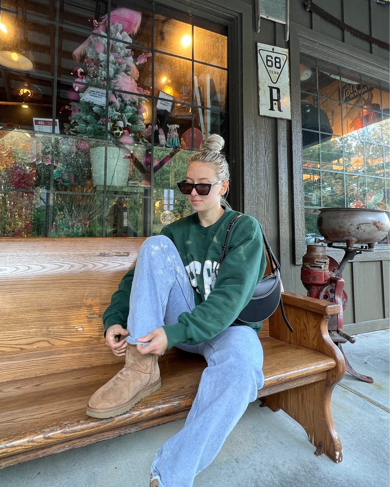 Abercrombie jeans, Abercrombie denim, relaxed jeans, 90s relaxed jeans, baggy jeans, ugg boots, mini uggs, fall fashion, fall fashion trends