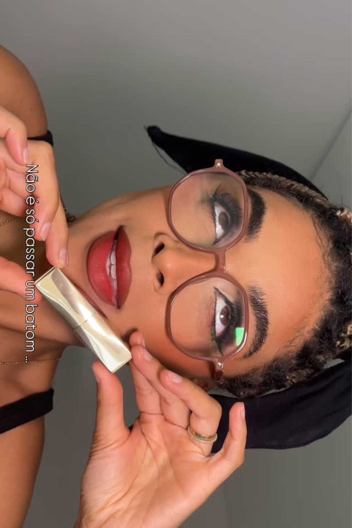 É uma experiência … 

Essa cor belíssima é a 557 Fragile Ego de @esteelauderbrasil , afirmo sem medo que é o batom Matte mais confortável que já testei. 

Já salva pra não perder essa cor lindíssima e se inspirar. 

#maquiadorasp #maquiagemx #maquiadoressp
#lipcombo #esteelauder