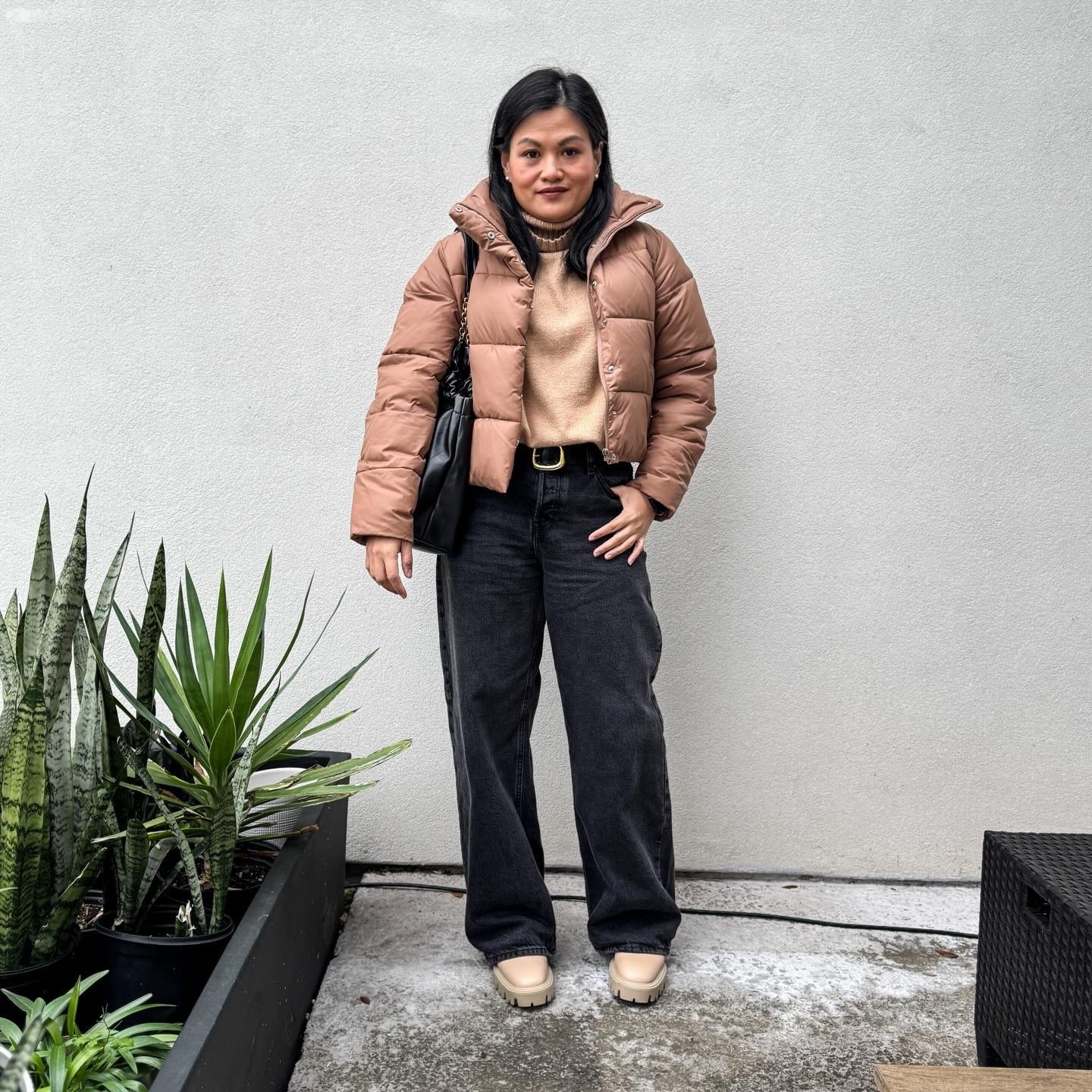 I went with a puffer today. I wasn’t ready for the cold front this morning. 🤣 What do you mean it’s 40s, Alexa? You didn’t warn me of this! 🤭

𝐎𝐔𝐓𝐅𝐈𝐓 𝐃𝐄𝐓𝐀𝐈𝐋𝐒:
Jacket: @alo ; Jeans: @hm ; Sweater: @target ; Boots: @zara ; Belt: @madewell ; Bag: @demellierlondon