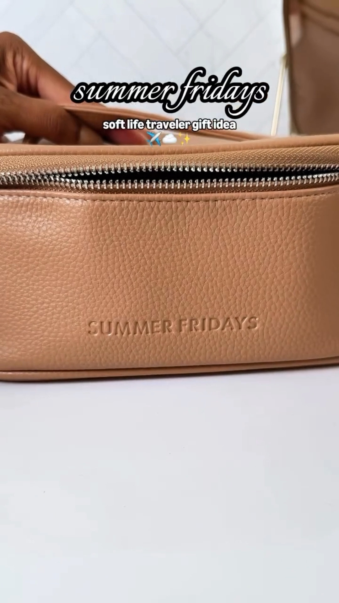 We all have that one friend who’s never home but somehow always looks put together ☁️✈️ Show them some love with these decadent Summer Fridays finds ☕️🍫perfect for travel season 

✨Find more Summer Fridays travel essentials on my Sephora Storefront 🤍 

#SummerFridays #SephoraPartner #sephora #glitterlip #lipbalm #airportmakeup #travelmakeupkit #skincarerecs