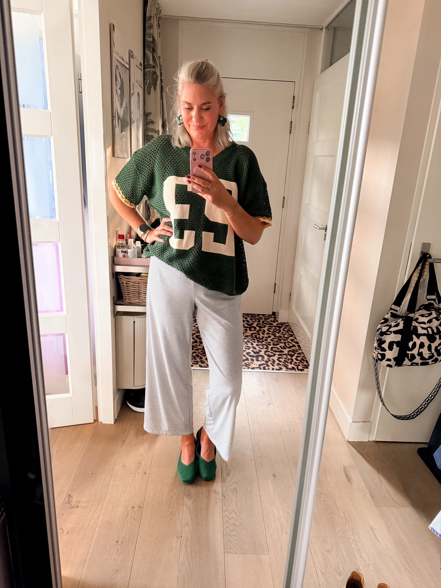OOTD - Zondag. Sporten, wasjes draaien, opruimen… niet echt iets om je voor aan te kleden dus ik koos voor een lekkere dunne joggingbroek (M) en een oversized gehaakt shirt (XL). Ballerina’s eronder en oorbellen in en dan lijkt het nog wat 😅