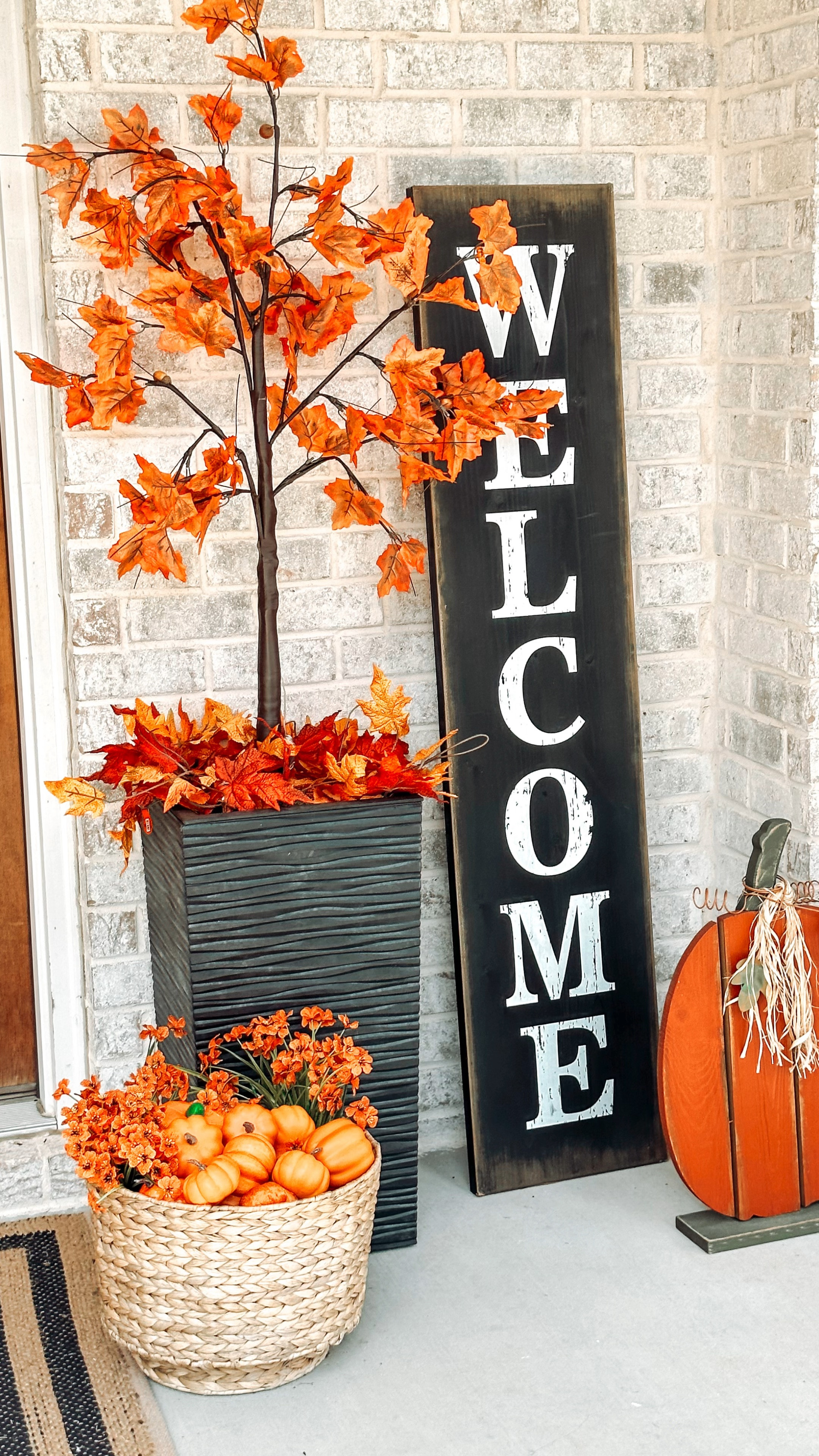 Who else loves the last 4 months of the year??? 🙋🏽‍♀️

All the seasonal decor is totally my vibe and I love creating festive and inviting spaces to entertain family and friends. 

Still need your fall decor for September? Shop my fall items here. 