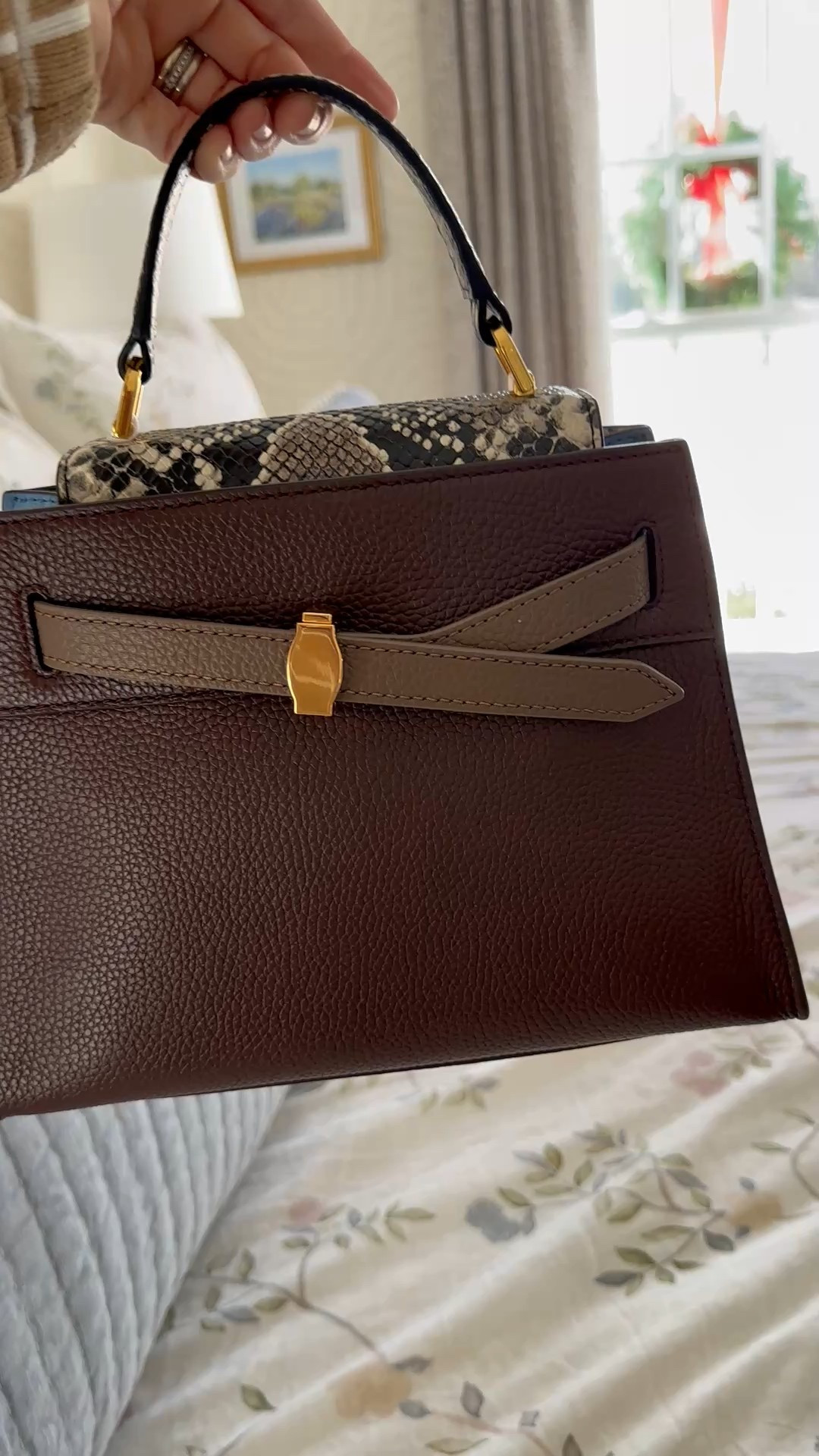 This bag 😍😍😍 it might be my most favorite find of the entire year!  Makes for a very nice Christmas gift!