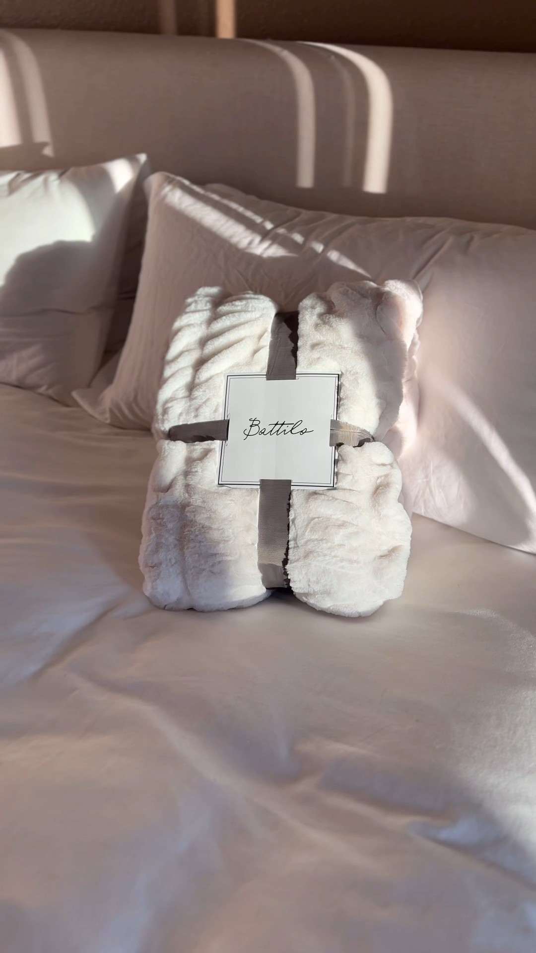 The dreamiest blanket from @battilo_home ☁️🪽
•
•
•
•
#Cozy #Bedding #AmazonHome #HomeFinds #BedroomRefresh

#LTKHome #LTKFindsUnder100 #LTKmomlife