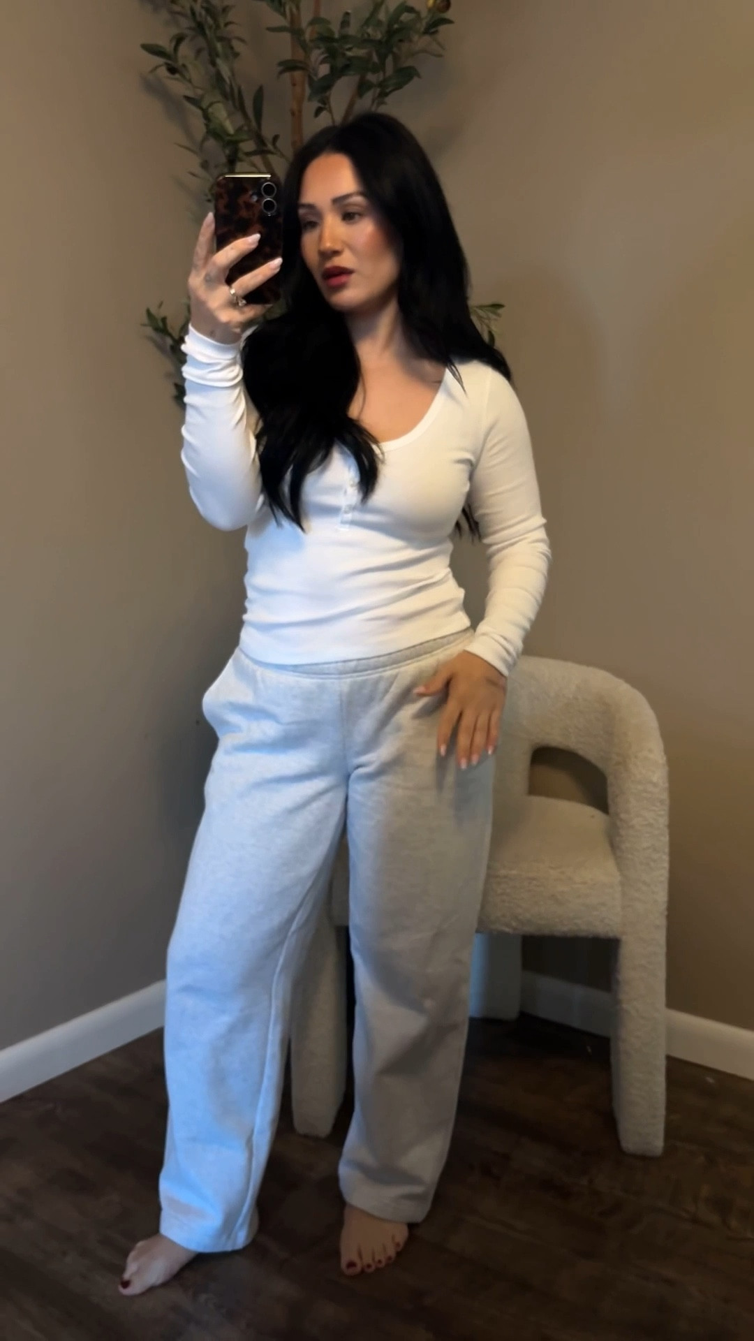 Aritzia basics will always be superior and these low rise sweats just made it into the every day rotation 🤌🏼 

Wearing Small regular bottoms 
Small top 

#aritzia #petite #megafleece 