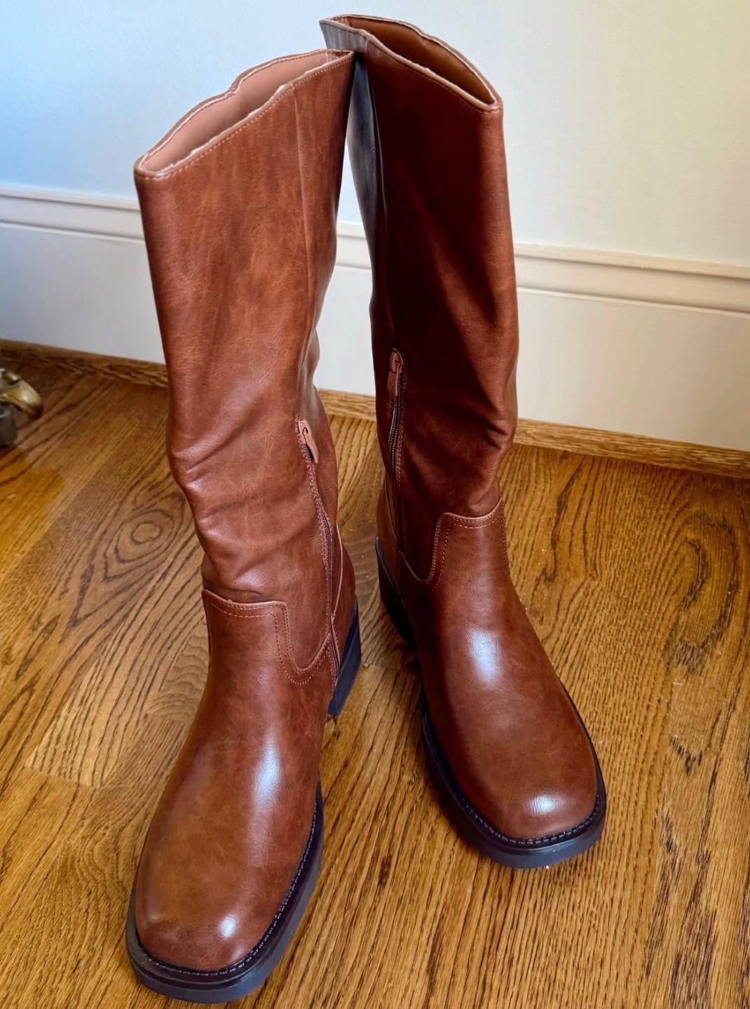 The cutest boots for fall! 
🍁
These are such a great everyday boot and one of my favorites for the season. I love the look of these, and they’re such a good high-end look for less!