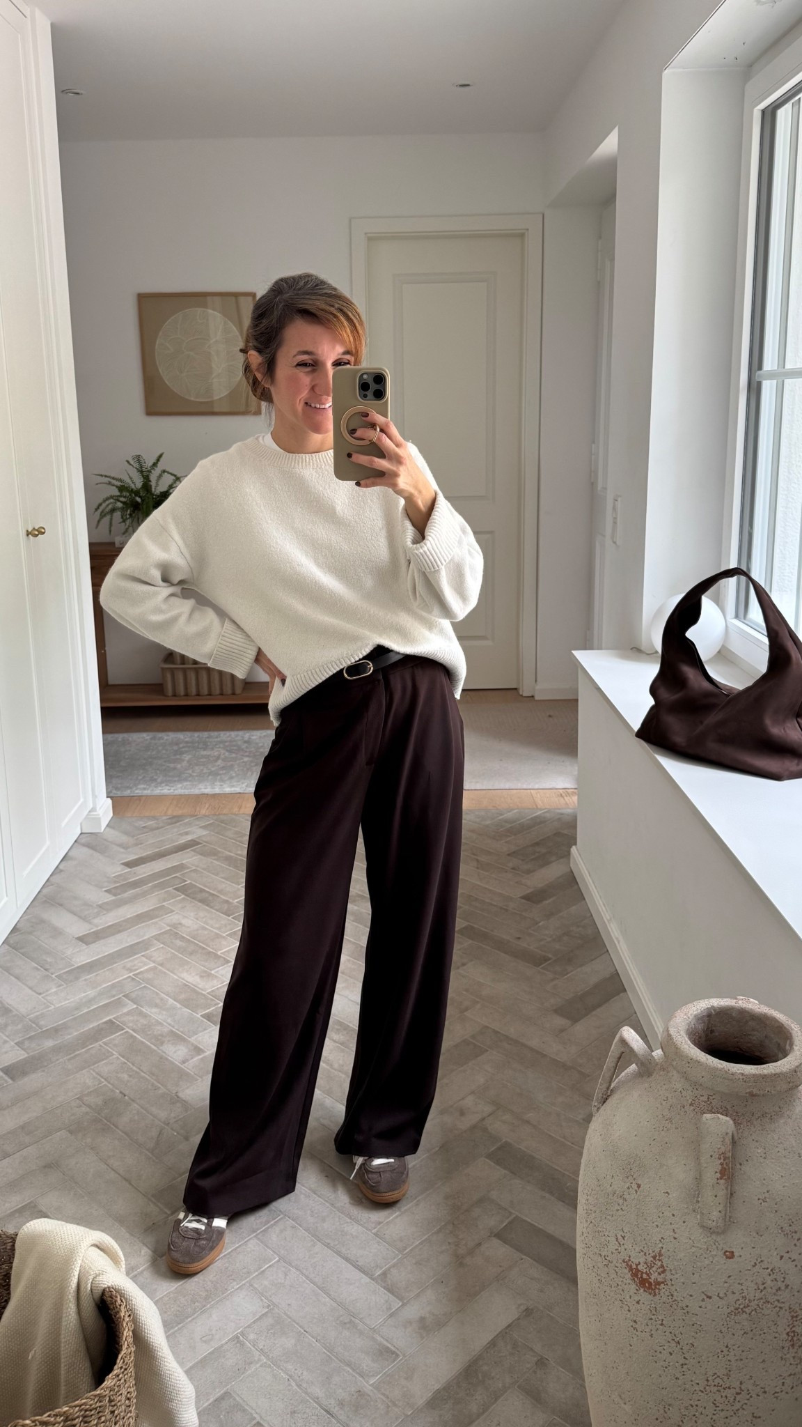 Hab endlich eine schöne Schokoladen braune Hose gefunden mit der perfekten Länge für petite Frauen! Der Stoff ist schön luftig und bequem - trage Größe S und Länge 30 bei 163cm! Die Hose ist so schön für den Herbst und passt super zu meiner Handtasche und den braunen Adidas 🥰

#LTKwinter #LTKautumn #LTKdeutschland