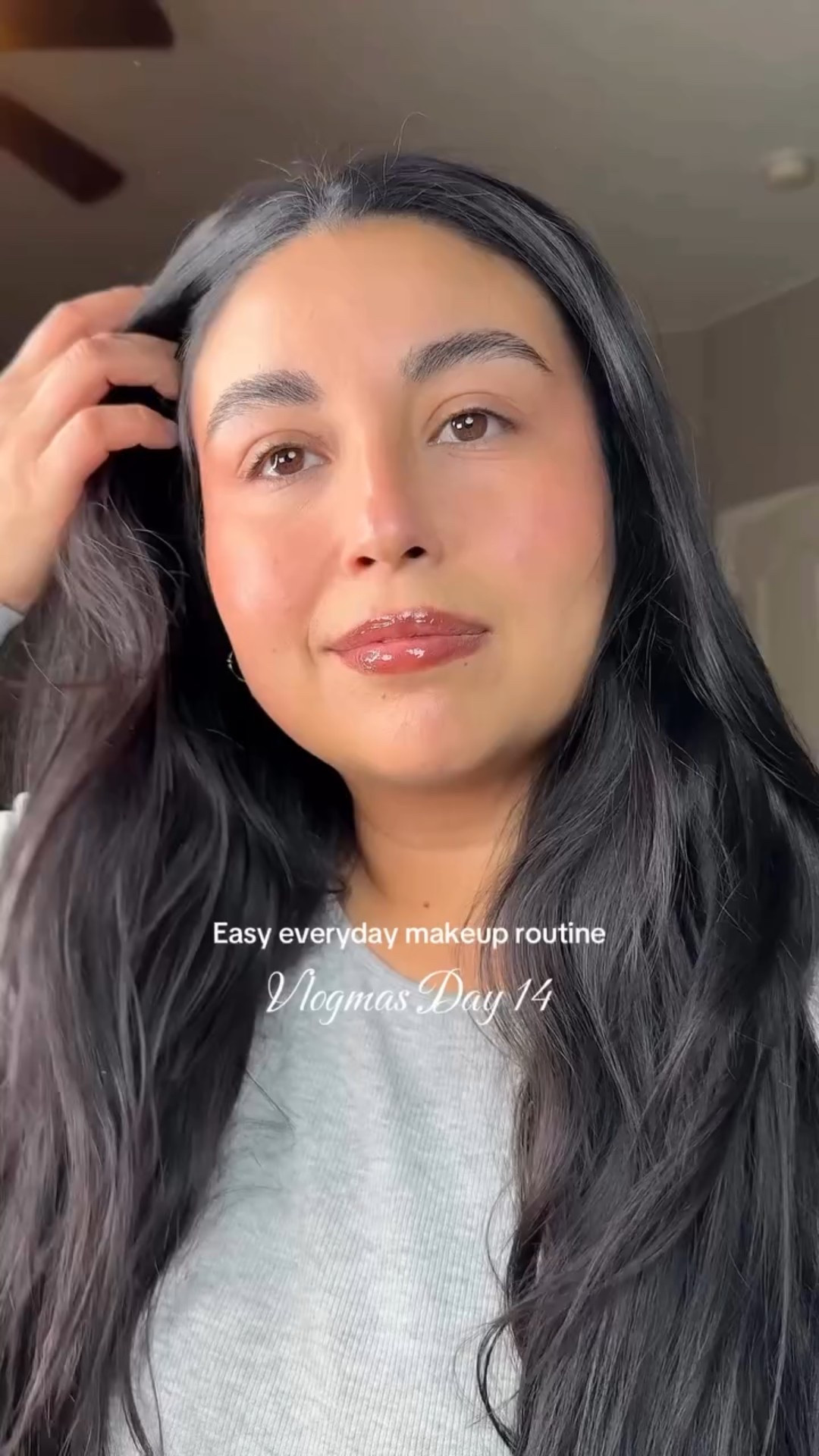 Everyday light makeup routine
@nyxcosmetics tinted brow glue
@summerfridays skin tint + butter blush “toasted terracotta”
@kosas under eye brightener “illusion” + cloud set loose powder “candy”
@hudabeauty lip contour stain + lip oil duo
@saiebeauty city set setting spray (launching soon)

#grwm#vlogmas#minimalmakeup#everydaymakeup#makeuproutine