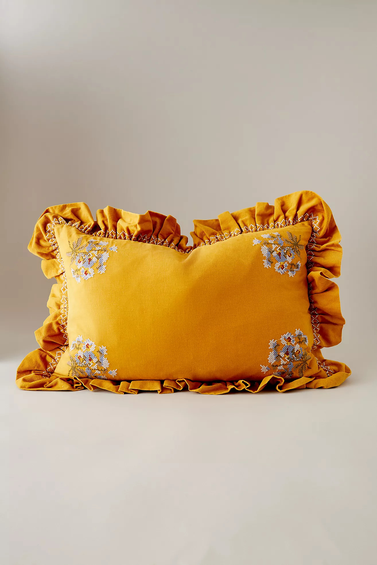 Projektityyny Ristipisto Floral Corduroy Ruffle Rectangle Cushion | Anthropologie (UK)