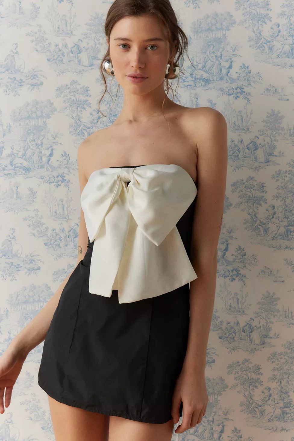 Kimchi Blue Emmery Bow Strapless Mini Dress | Urban Outfitters (US and RoW)