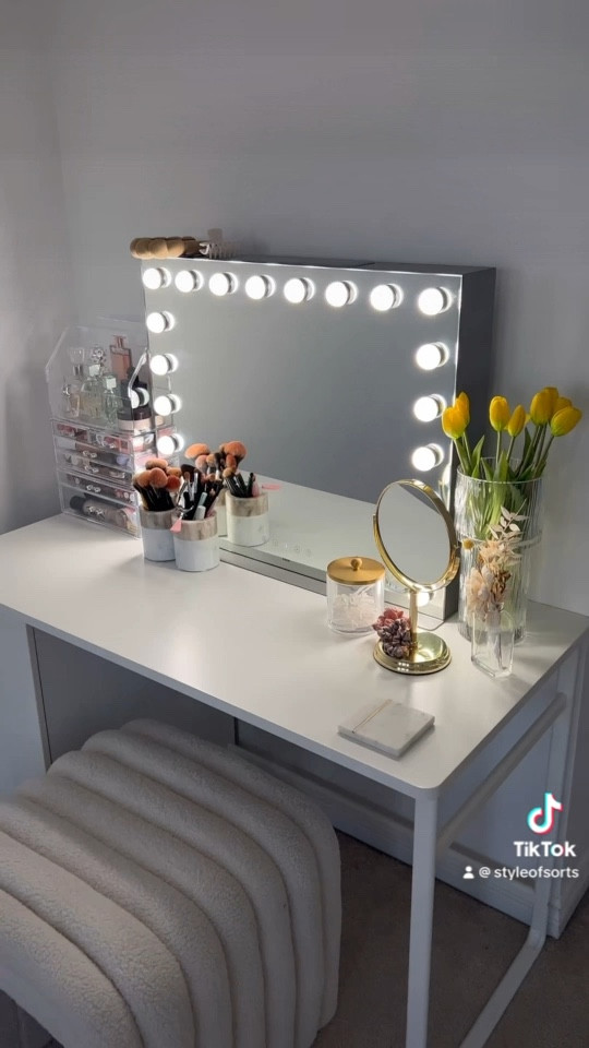 My vanity set up 🤍