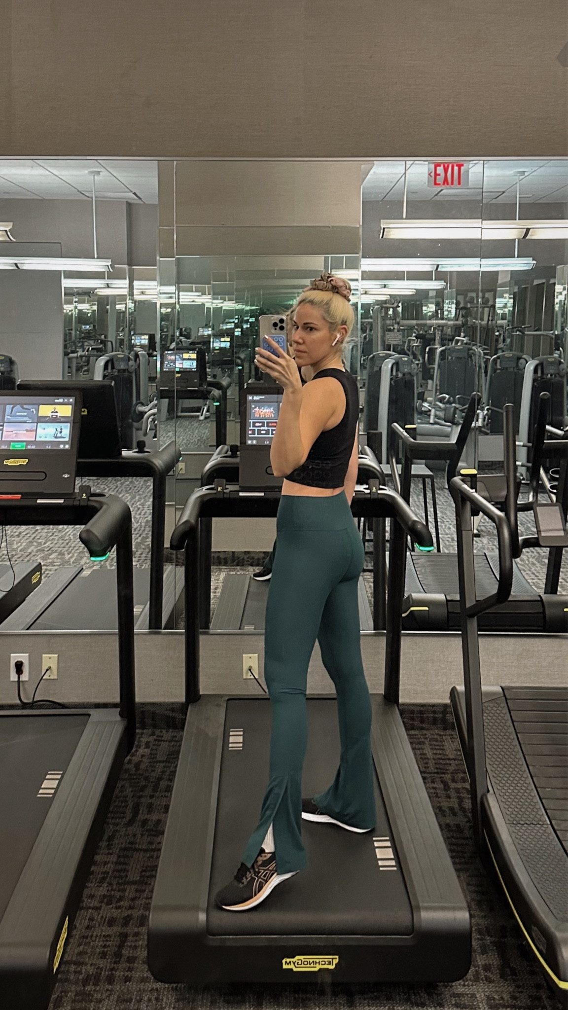 BEST BOOTCUT ACTIVEWEAR LEGGINGS

2009 is back with bootcut leggings. These Carbon 38 ones are a million times more soft and hold you in better than the Lululemon Align ones! I love the split hem detail too to keep them from pooling on your sneakers.

You can get complimentary upgraded shipping between now and Christmas too!

#LTKshoecrush #LTKfitness