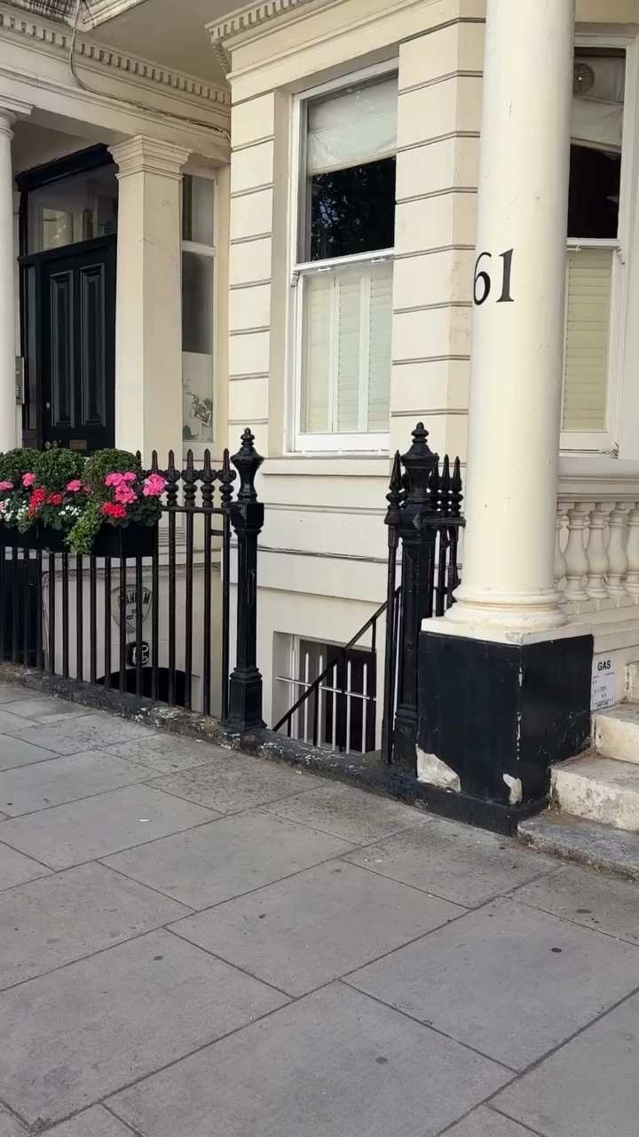 J’ai vu cette vidéo chez @calliemarchant et je me suis dit qu’elle méritait une version londonienne. 🇬🇧
J’en ai profité pour te montrer tous les looks que j’ai portés pendant ce week-end.

Alors lequel est ton préféré ?

#LTKsummer #LTKeurope #LTKstyletip