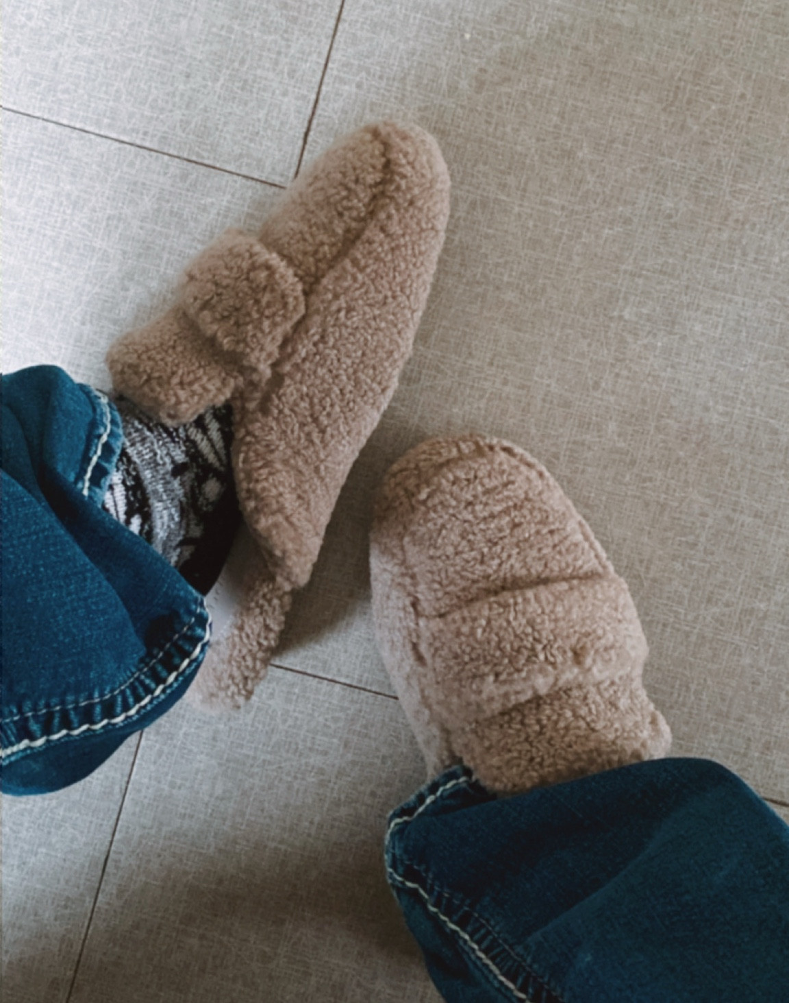 Slippers 
Mule slippers 
Cozy slippers 
Sherpa slippers 
Cozy 
Shoes 

#LTKShoeCrush #LTKGiftGuide